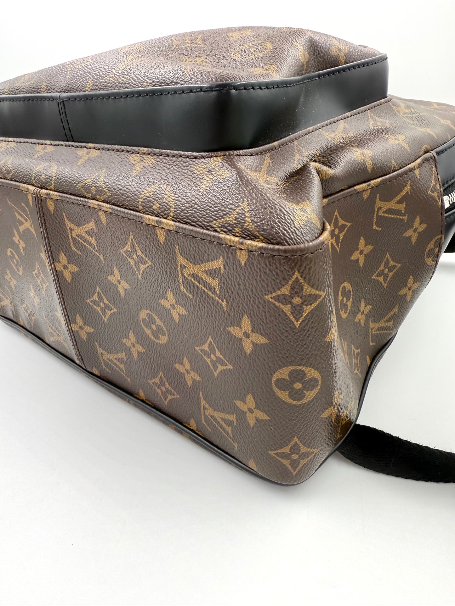 LOUIS VUITTON Josh Monogram Canvas Rucksack mit braunem Monogramm-Design und schwarzem Lederbesatz, Seitenansicht.