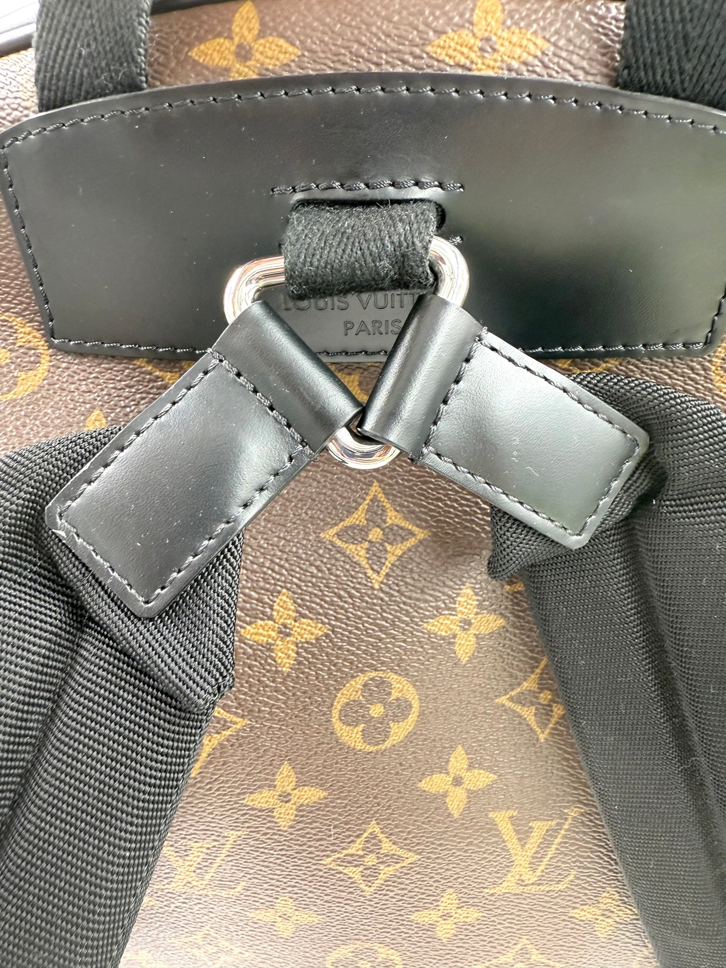 Nahaufnahme des LOUIS VUITTON Josh Monogram Canvas mit schwarzem Leder und Monogramm-Muster.