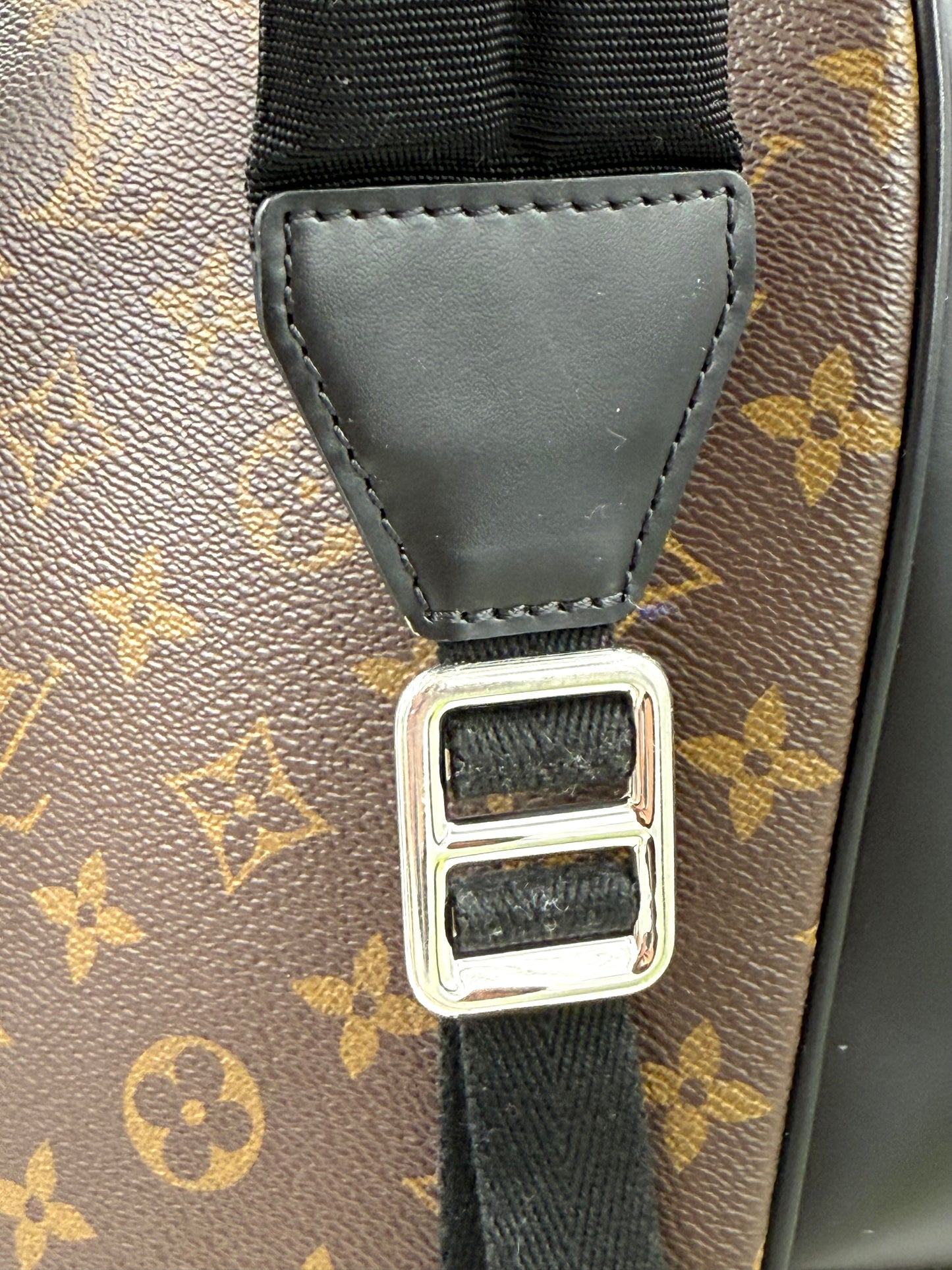 LOUIS VUITTON Josh Monogram Canvas verstellbarer Riemen mit silberner Metallschnalle und detailliertem Monogramm-Canvas.