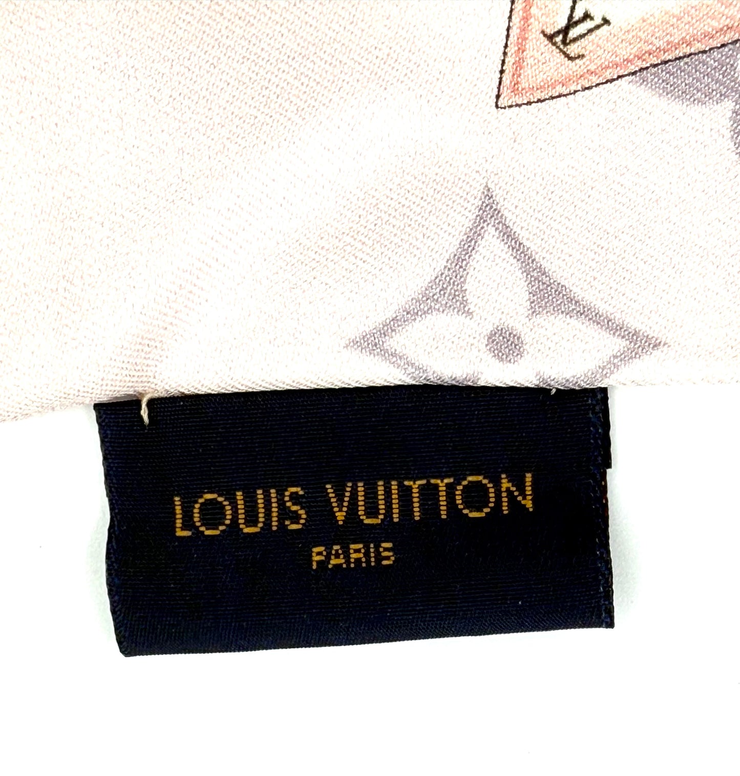 LOUIS VUITTON Bandeau Rose Ballerine mit elegantem Monogramm-Logo und zartem Rosenmuster in pastellfarbenem Design.