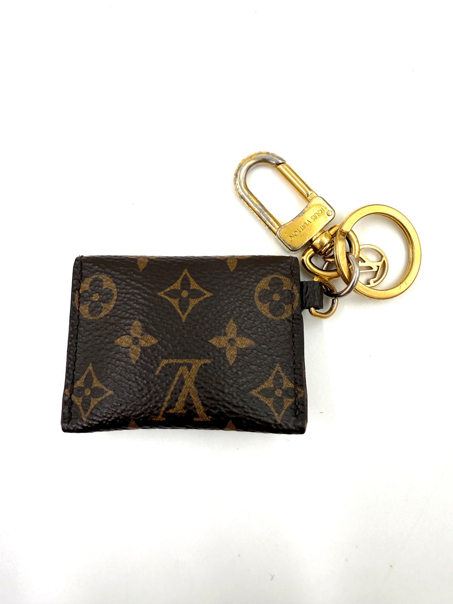 LOUIS VUITTON Kirigami Pouch Monogram Canvas mit Schlüsselanhänger aus goldfarbenem Metall und ikonischem Monogramm-Design.