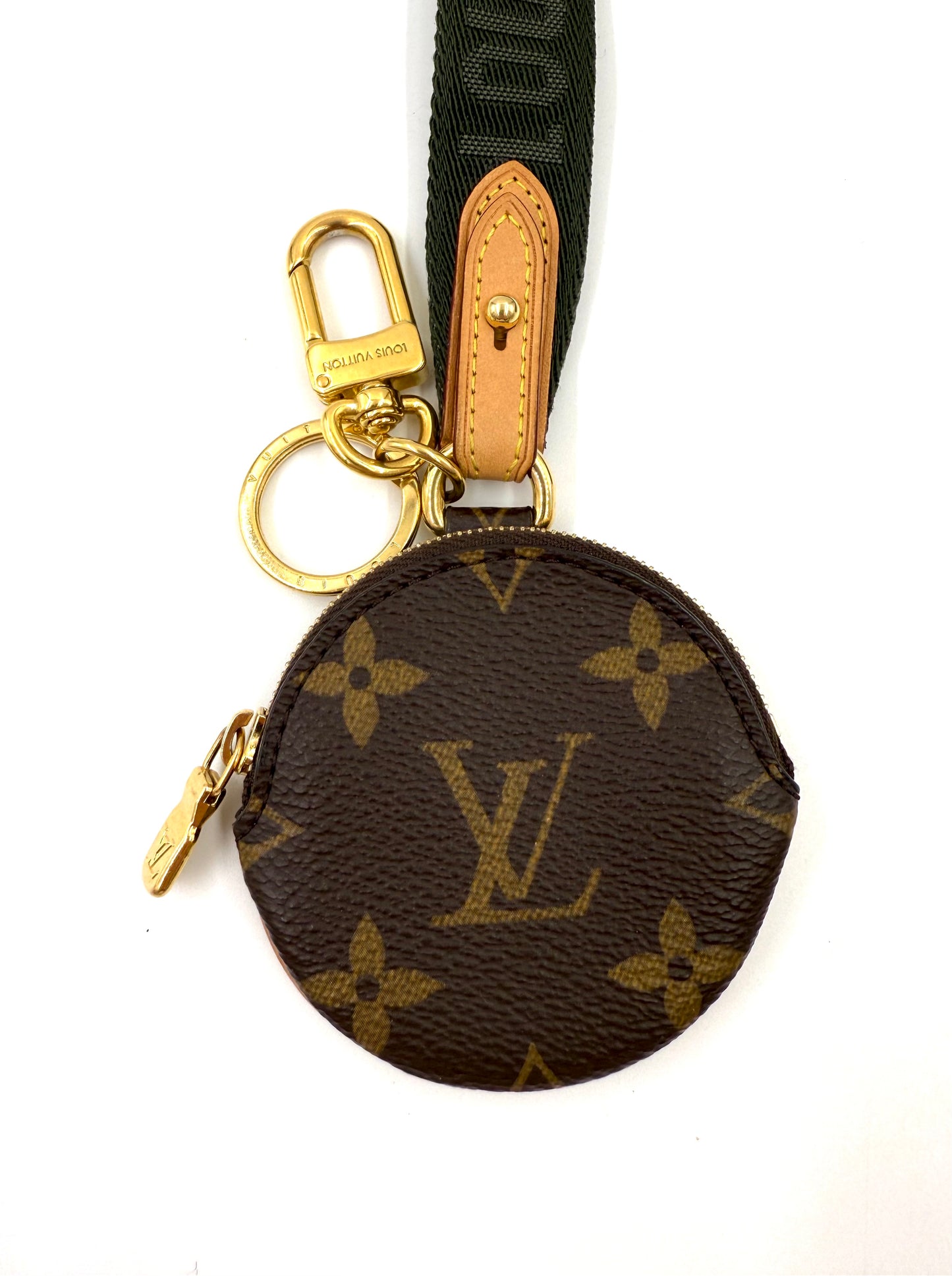 LOUIS VUITTON Lanyard Monogram Canvas Khaki mit rundem Etui aus Monogram Canvas und goldfarbenen Details.