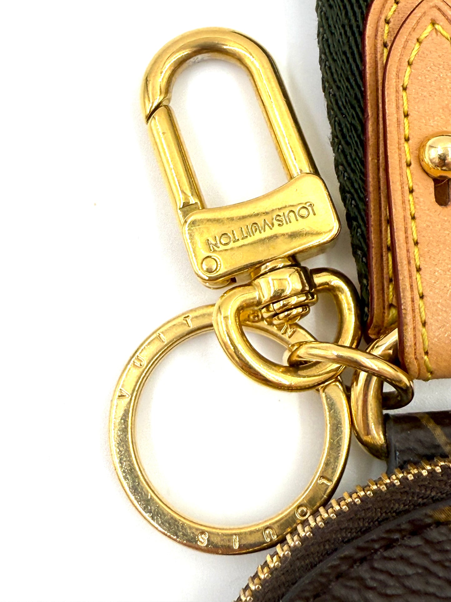 LOUIS VUITTON Lanyard Monogram Canvas Khaki mit goldfarbenem Karabiner und Schlüsselring in Nahaufnahme