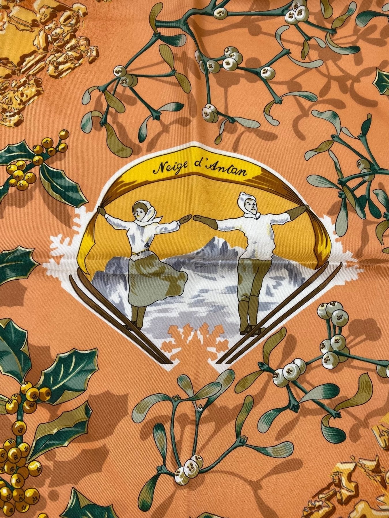 HERMÈS Carre 90 Neige d‘Antan orange - Clutch & Macarons - Clutch & Macarons -