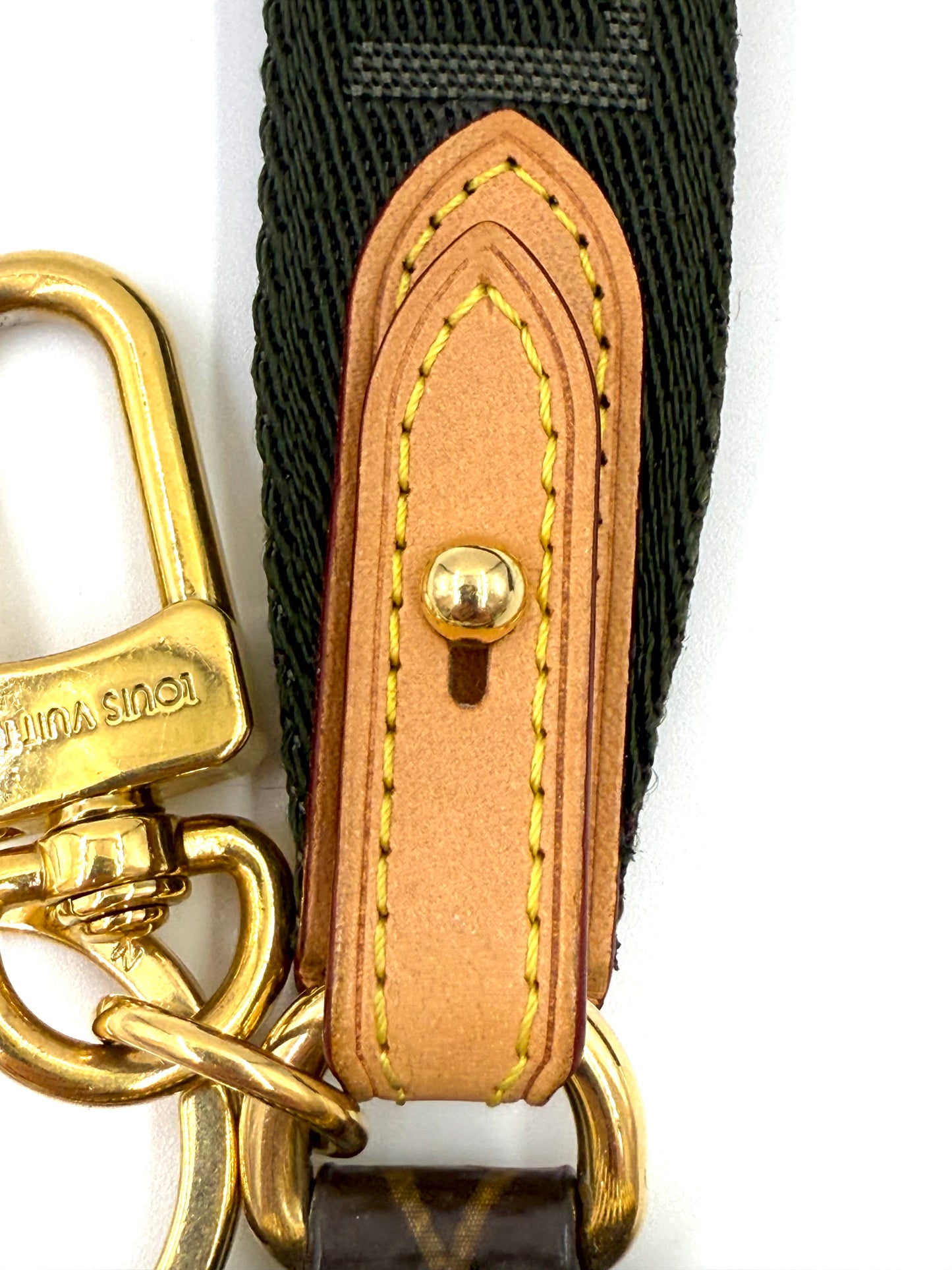 LOUIS VUITTON Lanyard Monogram Canvas Khaki mit hochwertigem Leder und goldfarbenen Metallbeschlägen.