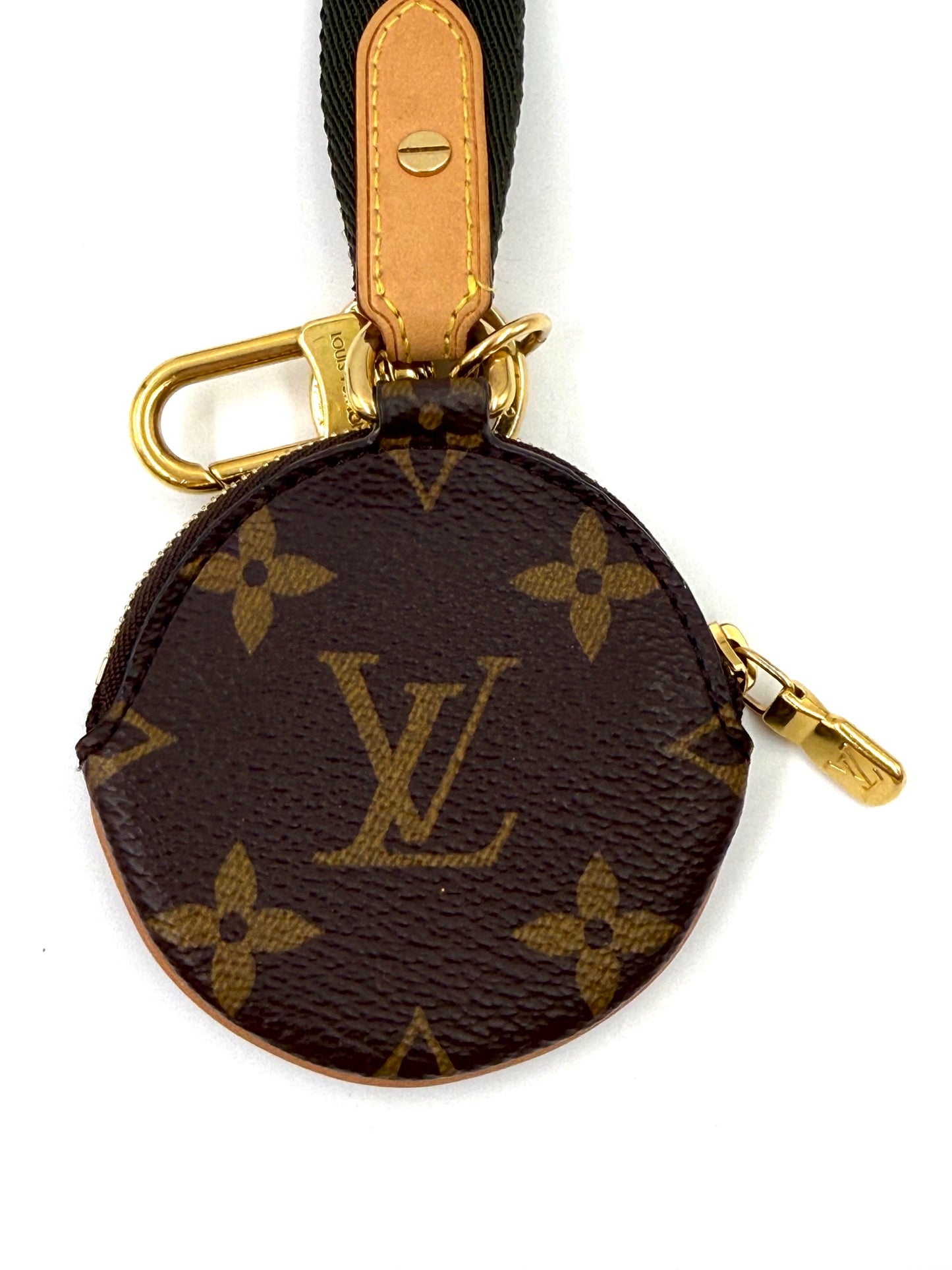LOUIS VUITTON Lanyard Monogram Canvas Khaki mit rundem Münzfach und goldfarbenem Karabinerhaken.