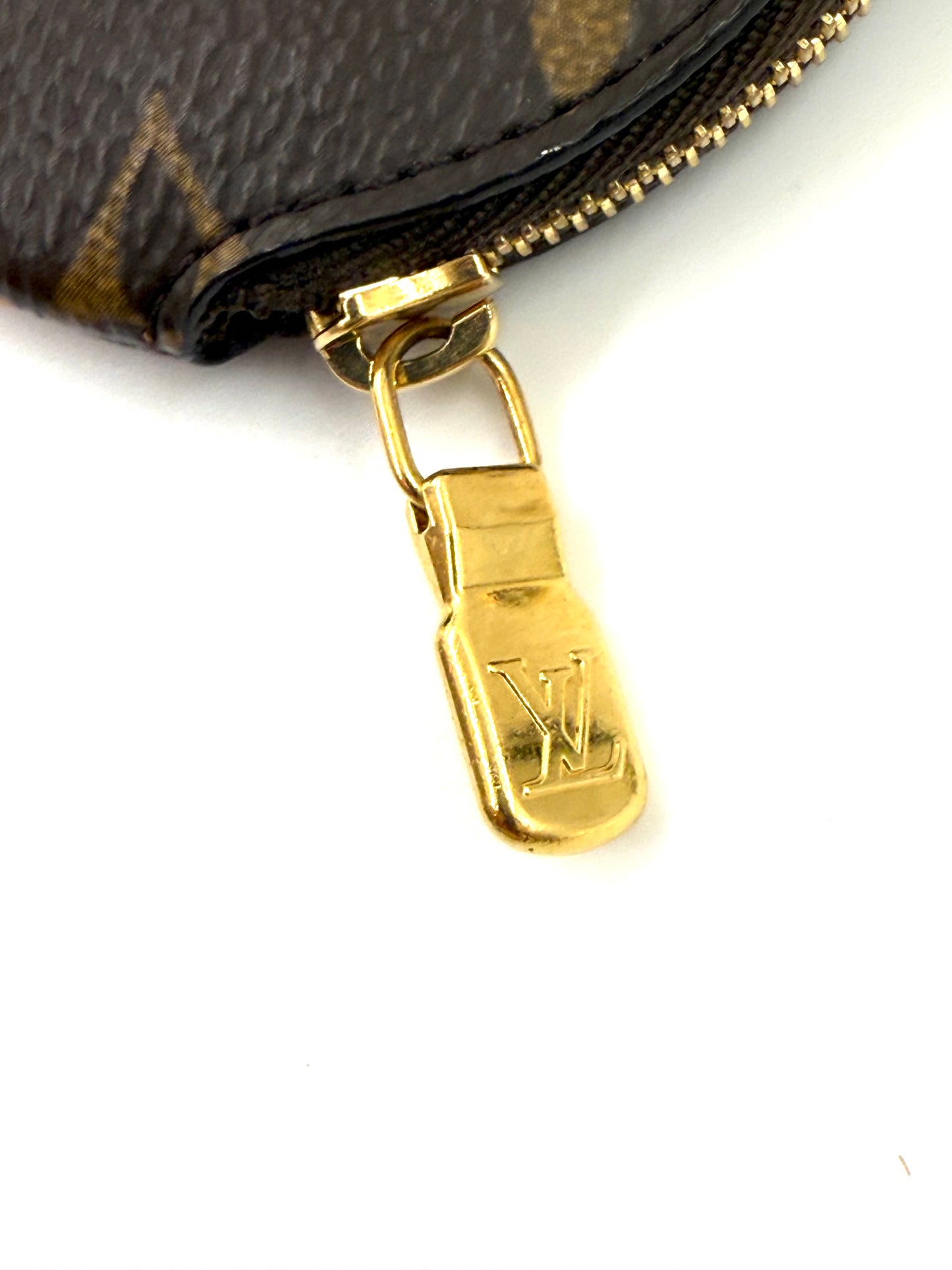 LOUIS VUITTON Lanyard Monogram Canvas Khaki mit goldfarbenem Reißverschluss und detailreichem LV-Logo.