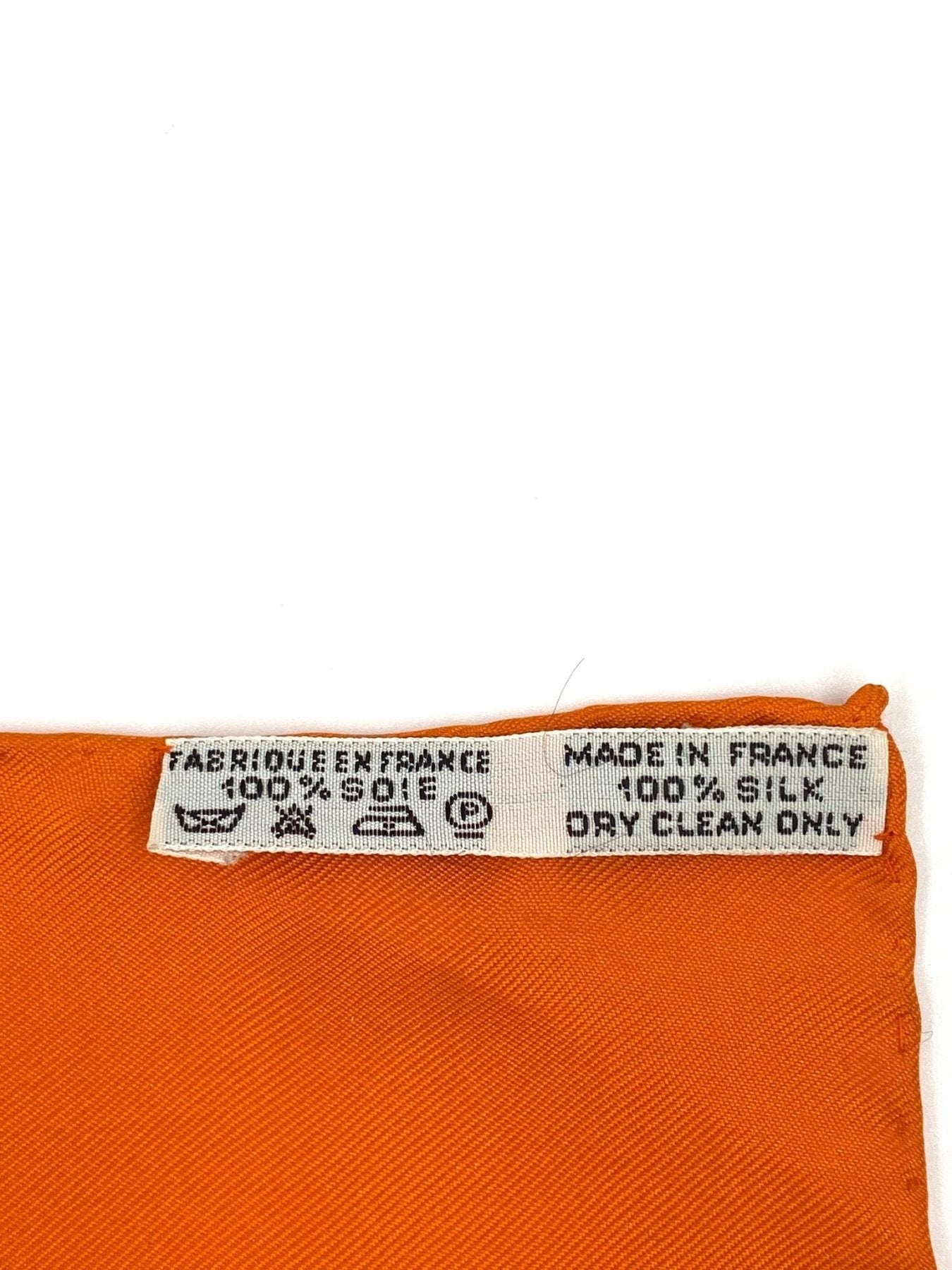 HERMÈS Carre 90 Neige d‘Antan orange - Clutch & Macarons - Clutch & Macarons -