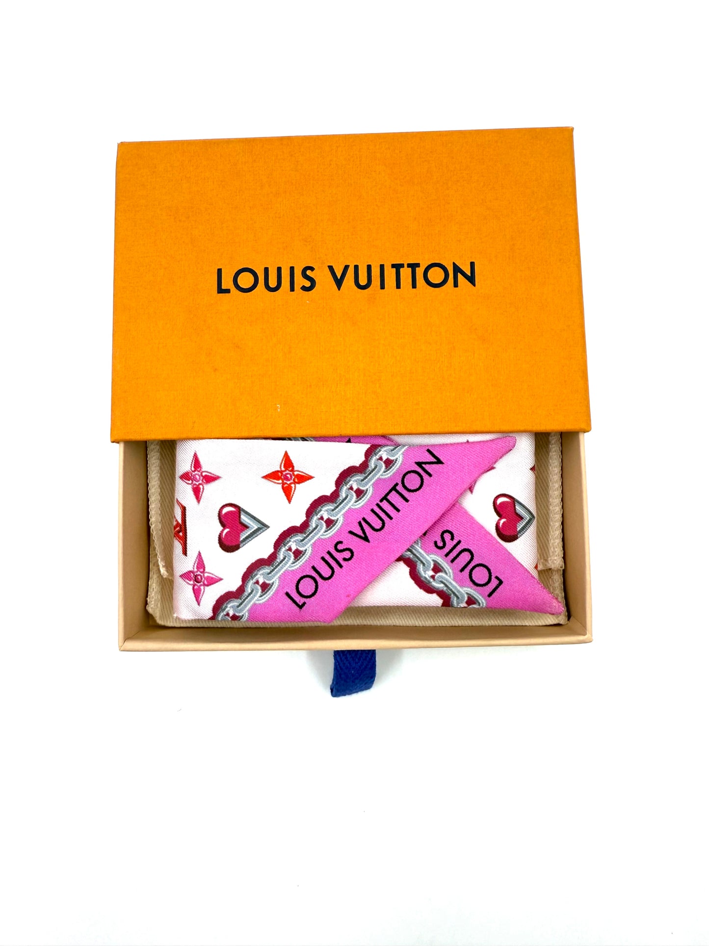 LOUIS VUITTON Twilly Pink Lucky in Geschenkbox, pink-weißes Seidentuch mit Herz- und Kettenmuster.