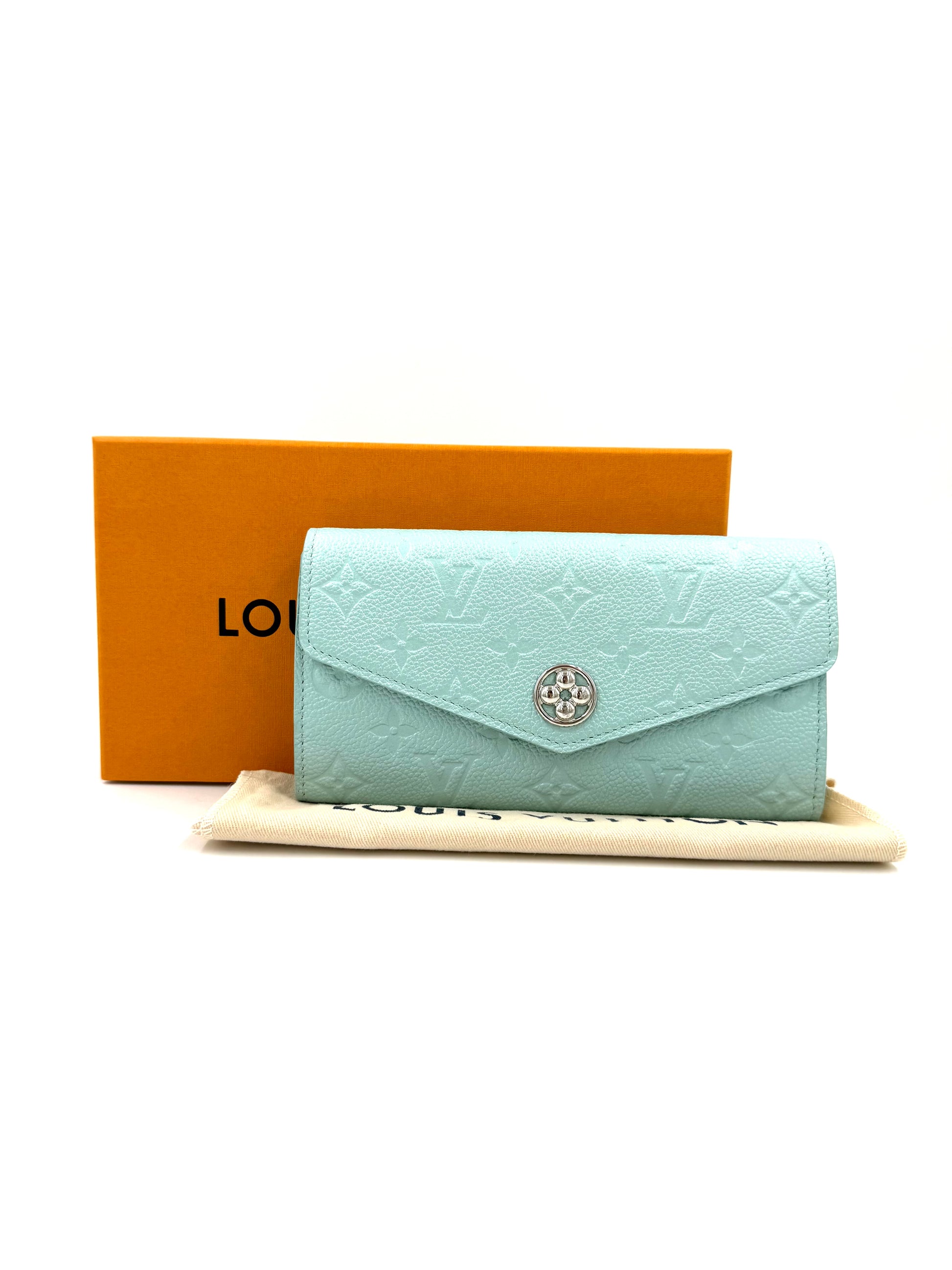 LOUIS VUITTON Sarah Flower NM mint Portemonnaie aus mintfarbenem Monogram Empreinte Leder mit silberner Flower-Verschluss-Hardware.