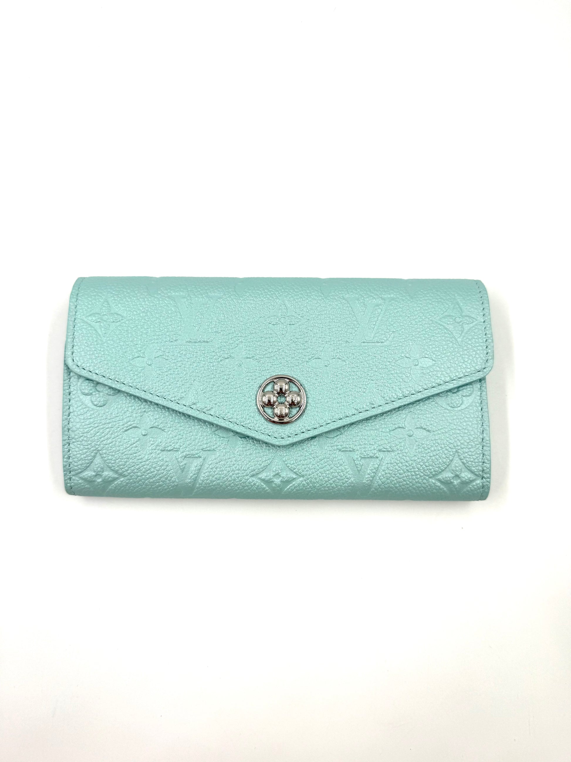 LOUIS VUITTON Sarah Flower NM mint Geldbörse aus mintfarbenem Monogram Empreinte Leder mit silbernem Flower-Verschluss.
