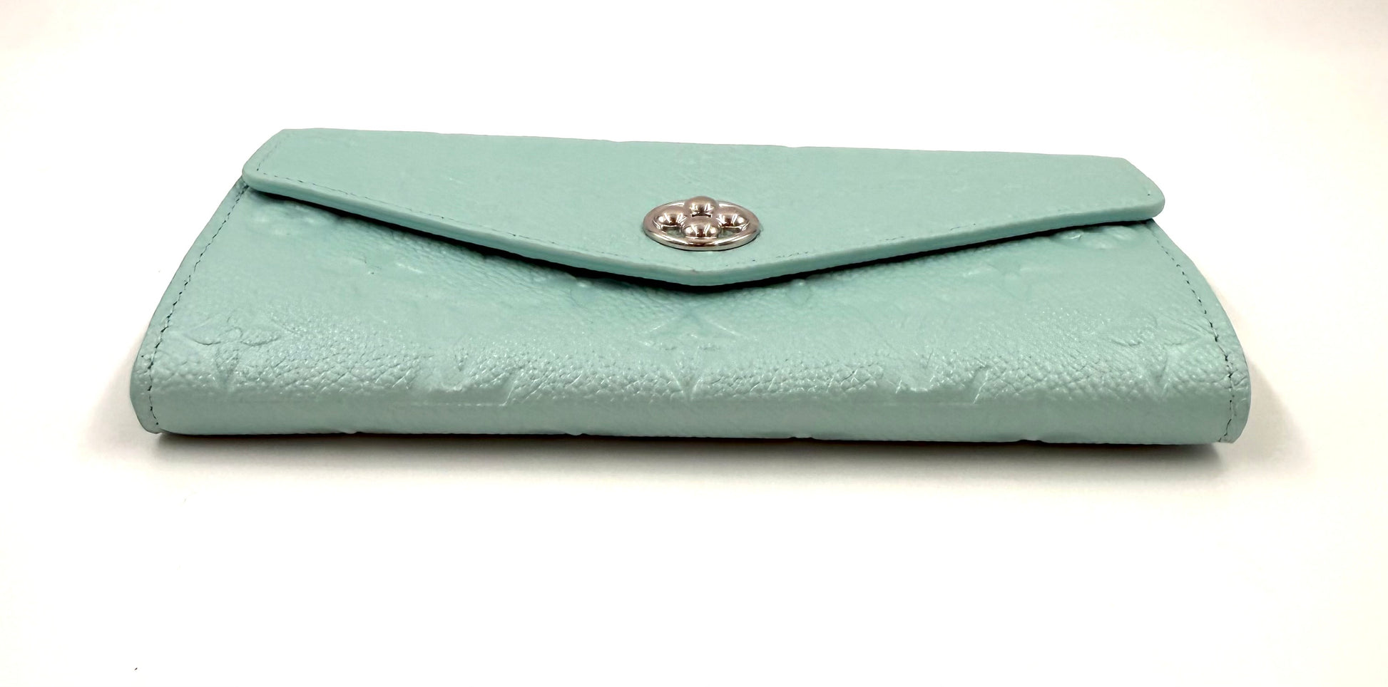 LOUIS VUITTON Sarah Flower NM mint Portemonnaie aus mintfarbenem Monogram Empreinte Leder mit silberfarbenem Flower-Verschluss