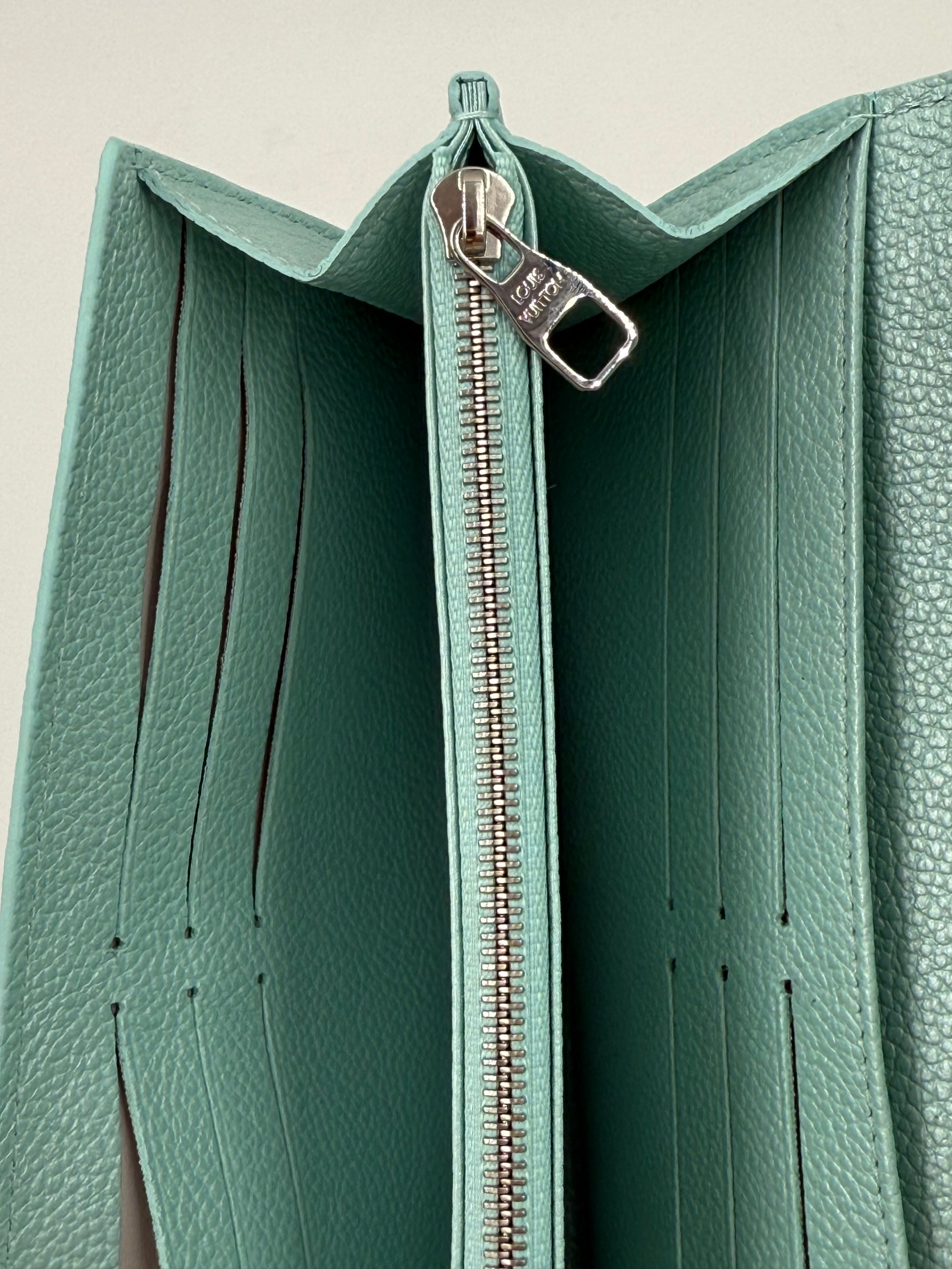 LOUIS VUITTON Sarah Flower NM mint Portemonnaie aus mintfarbenem Leder mit silberfarbenem Reißverschluss innen geöffnet.