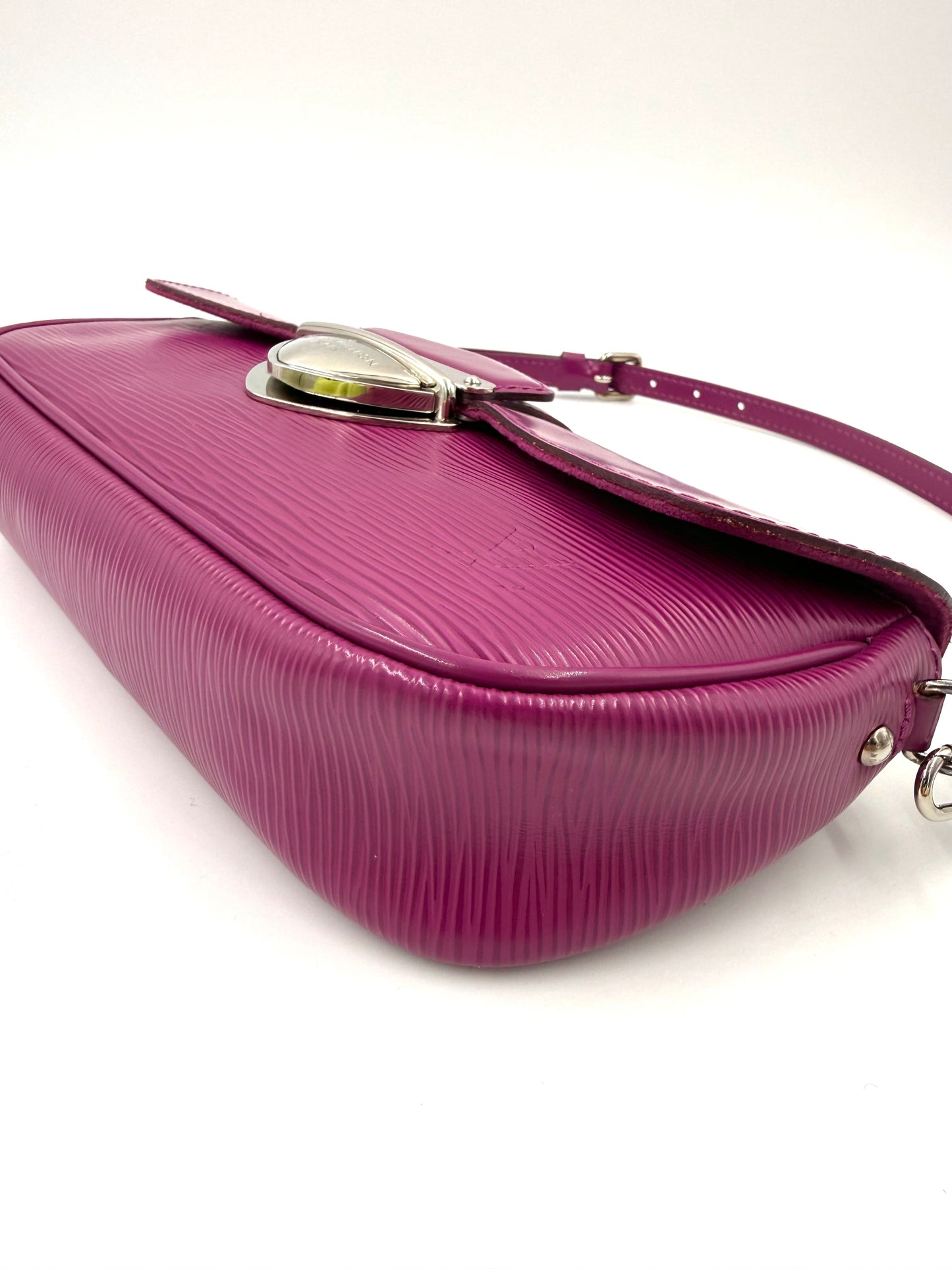 LOUIS VUITTON Pochette Montaigne Epi fuchsia