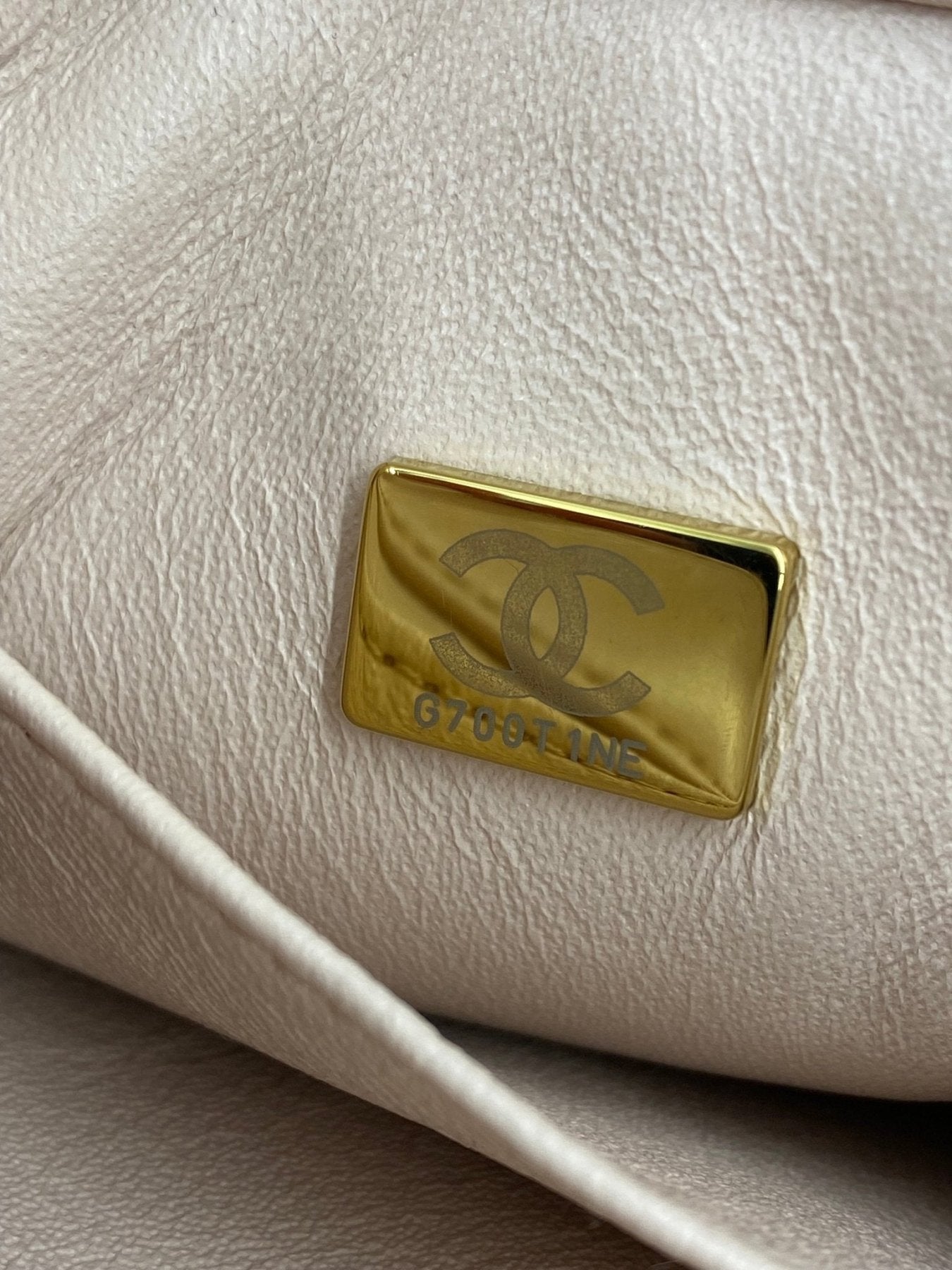 CHANEL Trendy CC Handtasche in Puderrose mit goldenem Logo-Emblem auf hochwertigem Lammleder