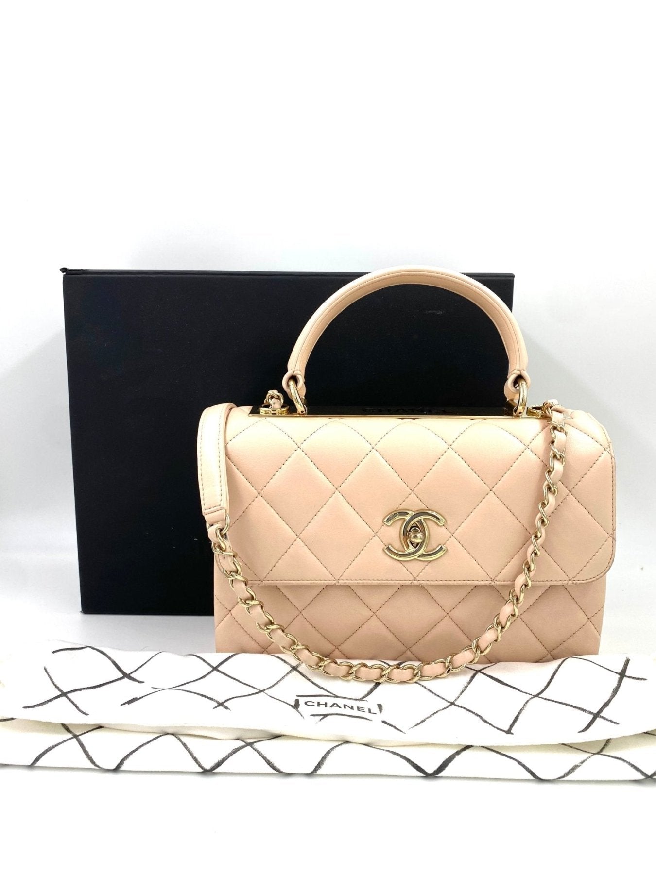 CHANEL Trendy CC Handtasche in Puderrose aus Lammleder mit gestepptem Muster und goldfarbener Kette auf Box