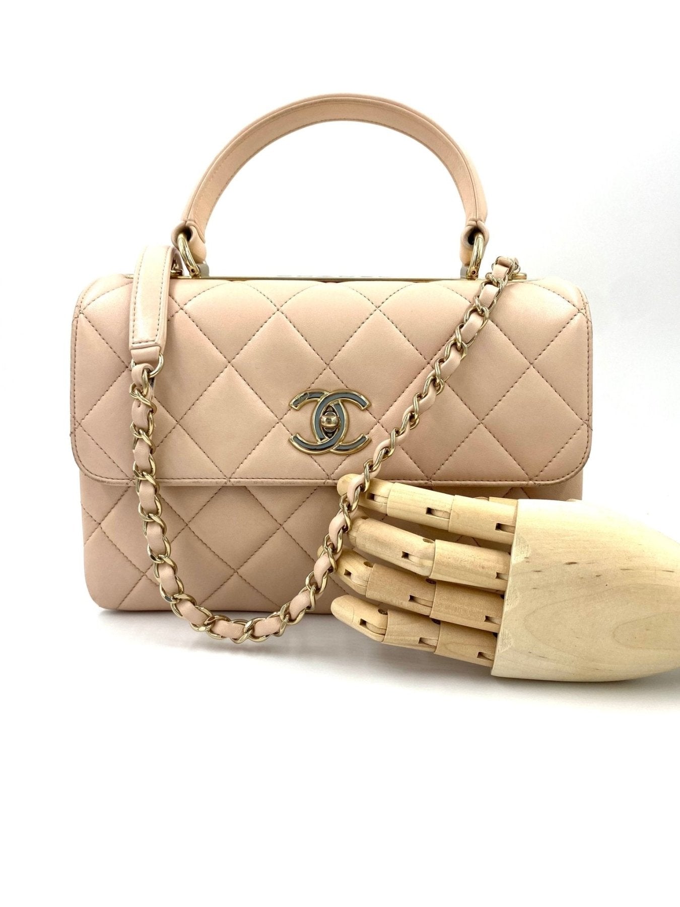 CHANEL Trendy CC Handtasche in puderrosafarbenem Lammleder mit gestepptem Muster und goldener Kette