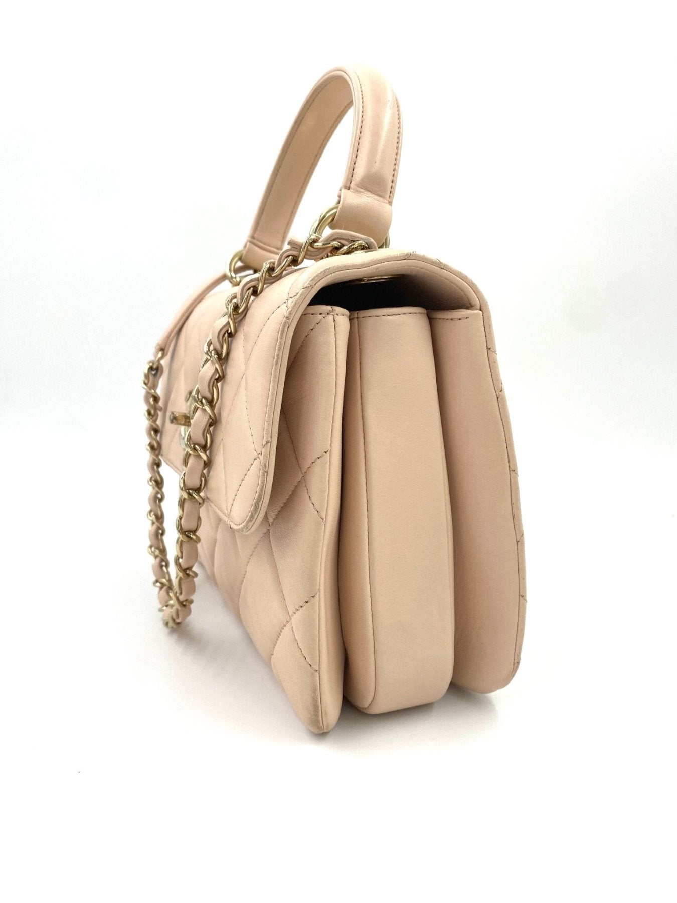 CHANEL Trendy CC puderrose Lammleder Handtasche in beige mit gestepptem Leder und goldener Kettenschnalle, Seitenansicht