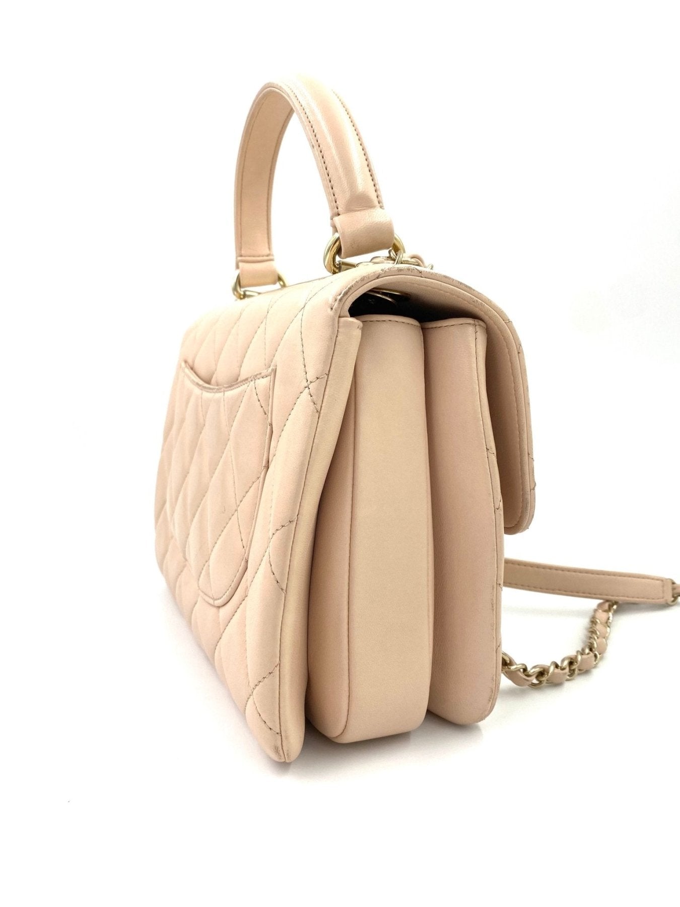 CHANEL Trendy CC Handtasche in Puderrose aus Lammleder mit gestepptem Muster und goldener Kette, Seitenansicht