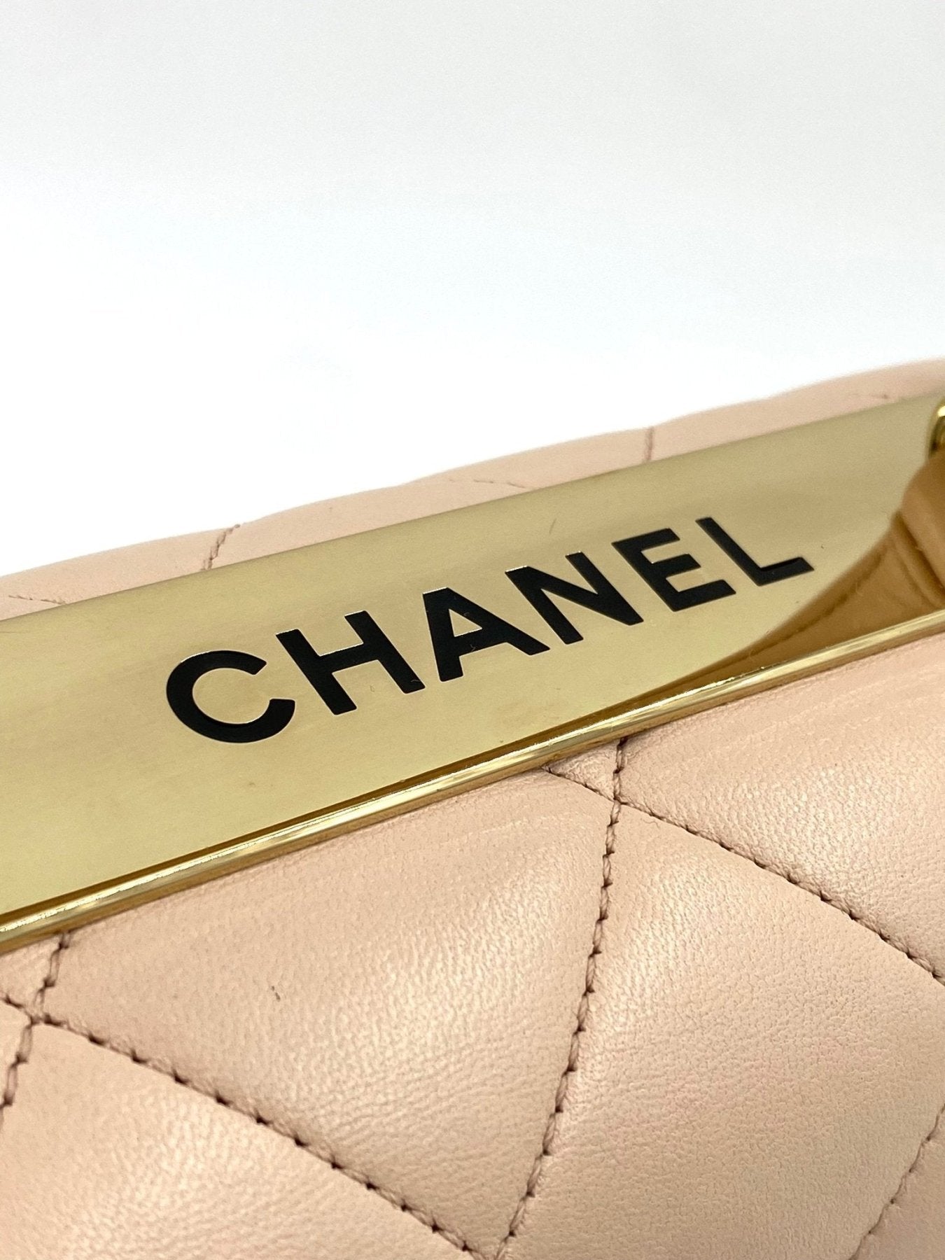 CHANEL Trendy CC Tasche in Puderrosa mit gestepptem Lammleder und goldfarbenem Metallschild mit Markenlogo