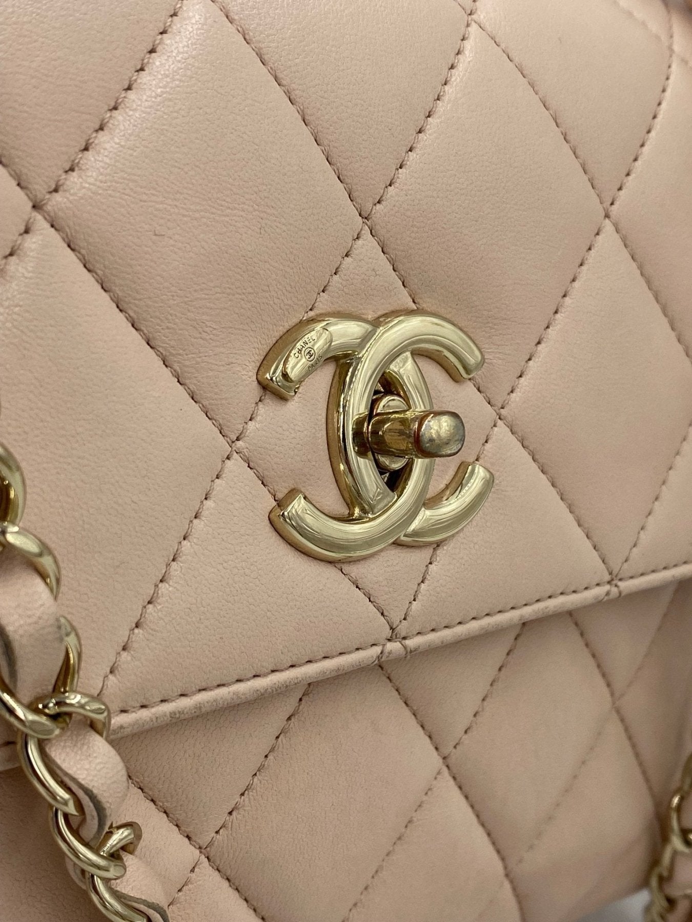 CHANEL Trendy CC Tasche in Puderrose mit gestepptem Lammleder und goldfarbenem CC-Logo-Verschluss auf Rautenmuster