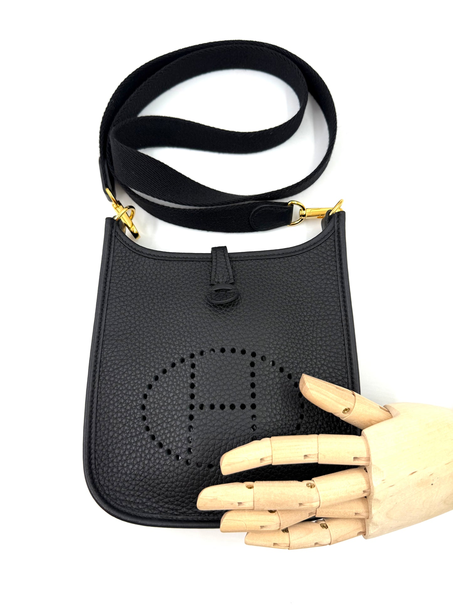 HERMÈS Evelyne 16 Taurillon Clemence schwarz GHW Tasche aus schwarzem Leder mit goldener Hardware und verstellbarem Schulterriemen.
