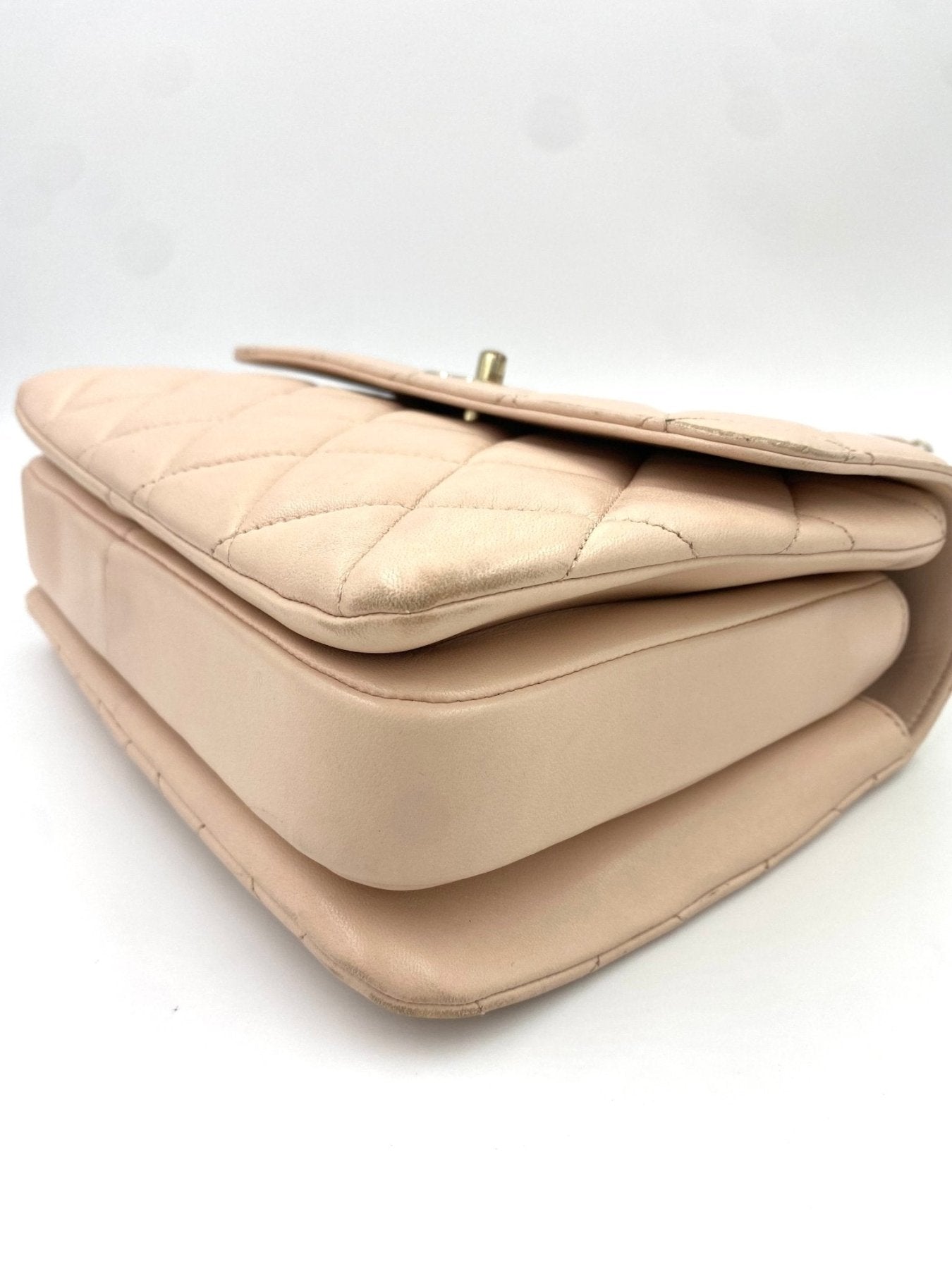 CHANEL Trendy CC Handtasche in Puderrosa Lammleder mit gestepptem Muster und goldfarbenen Beschlagen, Seitenansicht