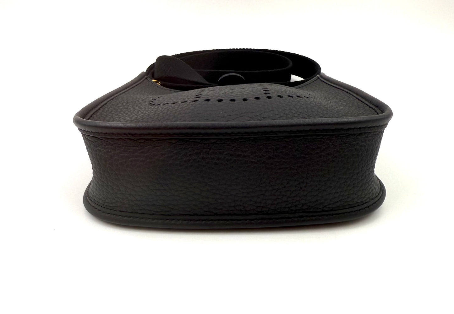HERMÈS Evelyne 16 Taurillon Clemence schwarz GHW Seitenansicht der schwarzen Lederhandtasche mit verstellbarem Schulterriemen.