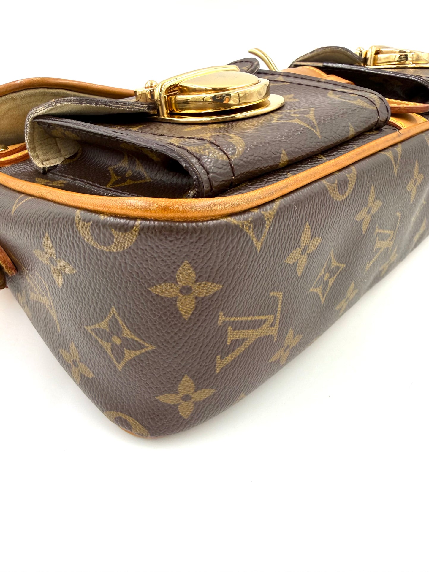 LOUIS VUITTON Hudson Monogram Canvas