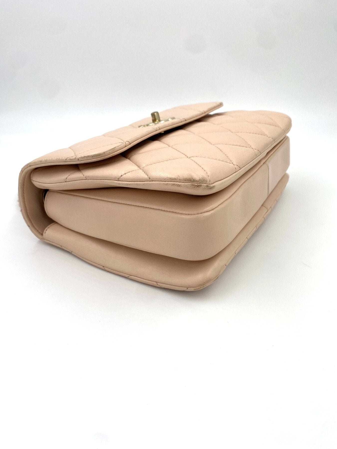 CHANEL Trendy CC Handtasche in Puderrosa aus Lammleder mit gestepptem Muster und goldenen Beschlagen, Seitenansicht