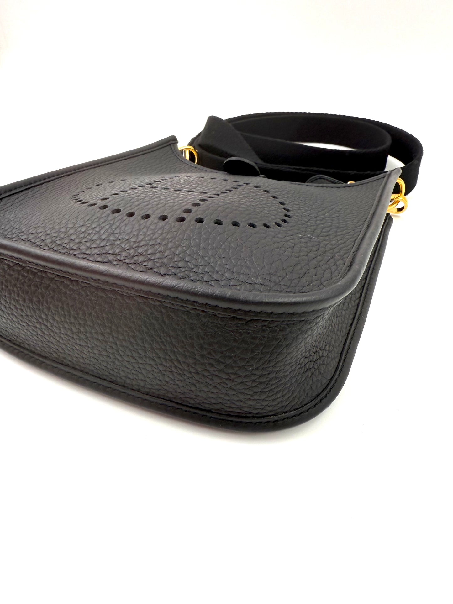 HERMÈS Evelyne 16 Taurillon Clemence schwarz GHW Tasche aus genarbtem Leder mit verstellbarem Schulterriemen und goldfarbenen Beschlägen.