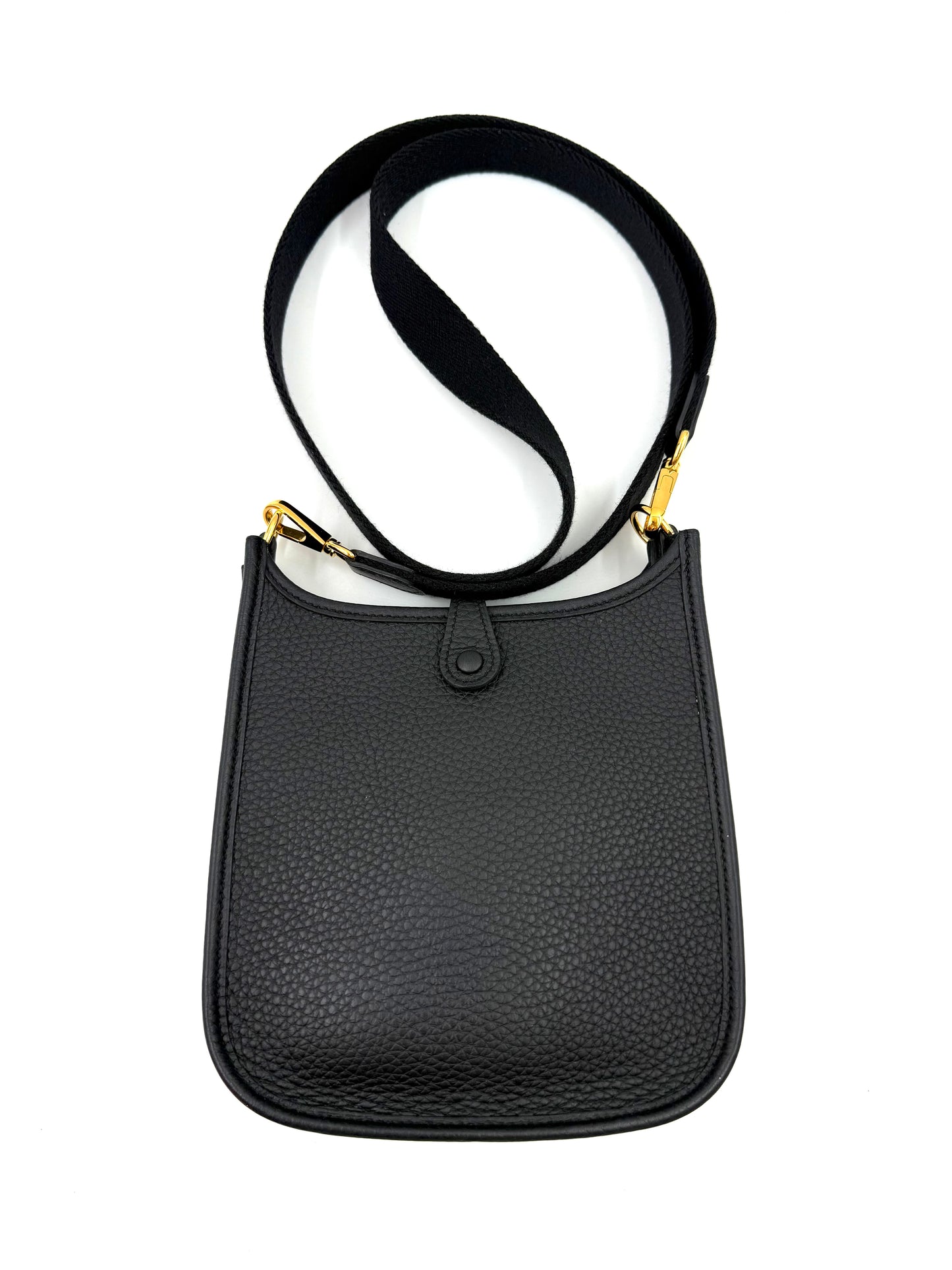 HERMÈS Evelyne 16 Taurillon Clemence schwarz GHW Umhängetasche aus genarbtem Leder mit goldfarbenen Beschlägen.