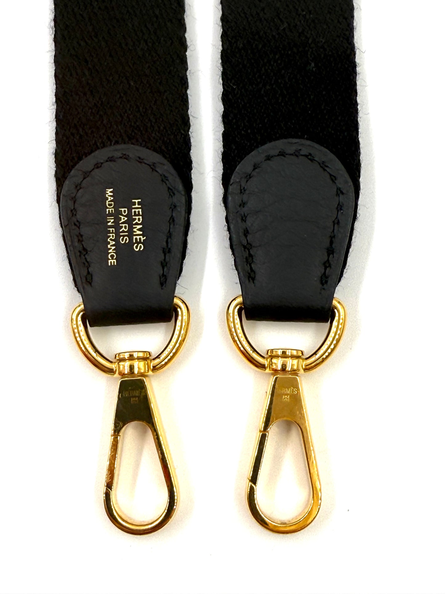 HERMÈS Evelyne 16 Taurillon Clemence schwarz GHW Trageriemen mit goldfarbenen Haken und Lederdetails
