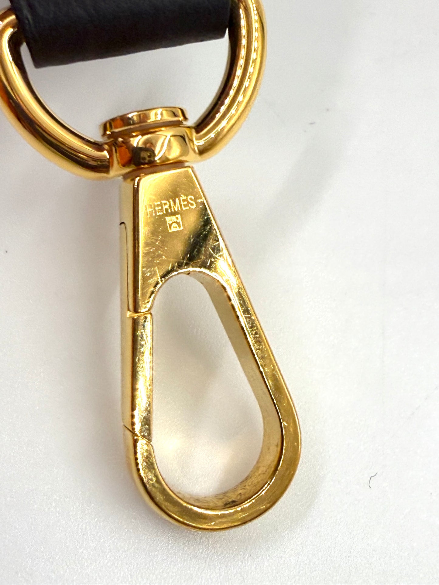 HERMÈS Evelyne 16 Taurillon Clemence schwarz GHW Karabiner aus glänzendem goldfarbenem Metall mit Markenprägung.
