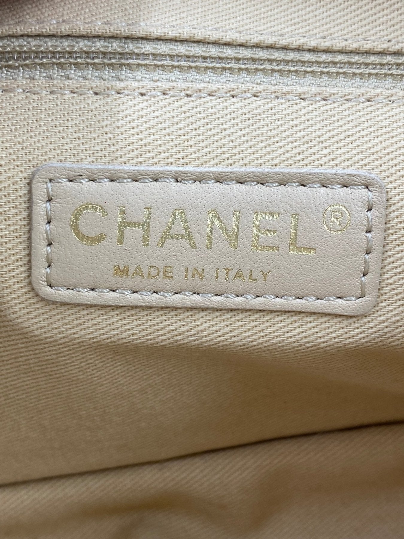 CHANEL „In the air“ Flap Bag perforated - Clutch & Macarons - 17426443 - Clutch & Macarons -