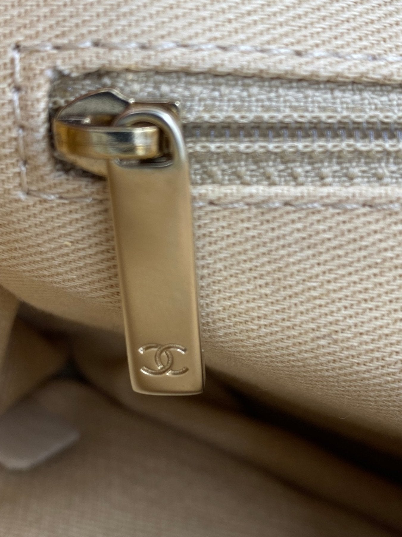 CHANEL „In the air“ Flap Bag perforated - Clutch & Macarons - 17426443 - Clutch & Macarons -