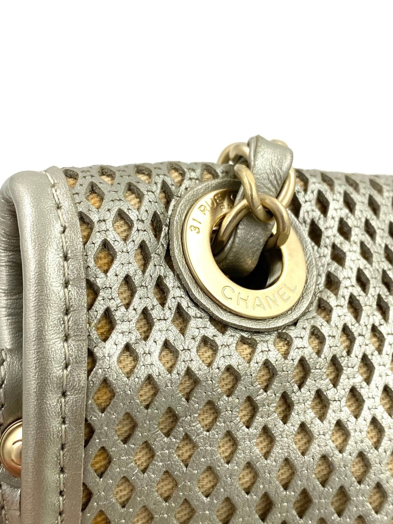 CHANEL „In the air“ Flap Bag perforated - Clutch & Macarons - 17426443 - Clutch & Macarons -