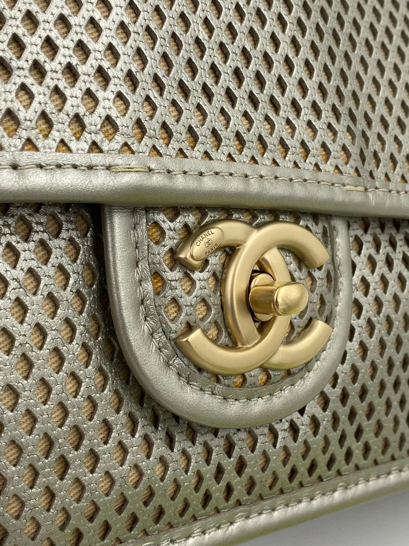 CHANEL „In the air“ Flap Bag perforated - Clutch & Macarons - 17426443 - Clutch & Macarons -