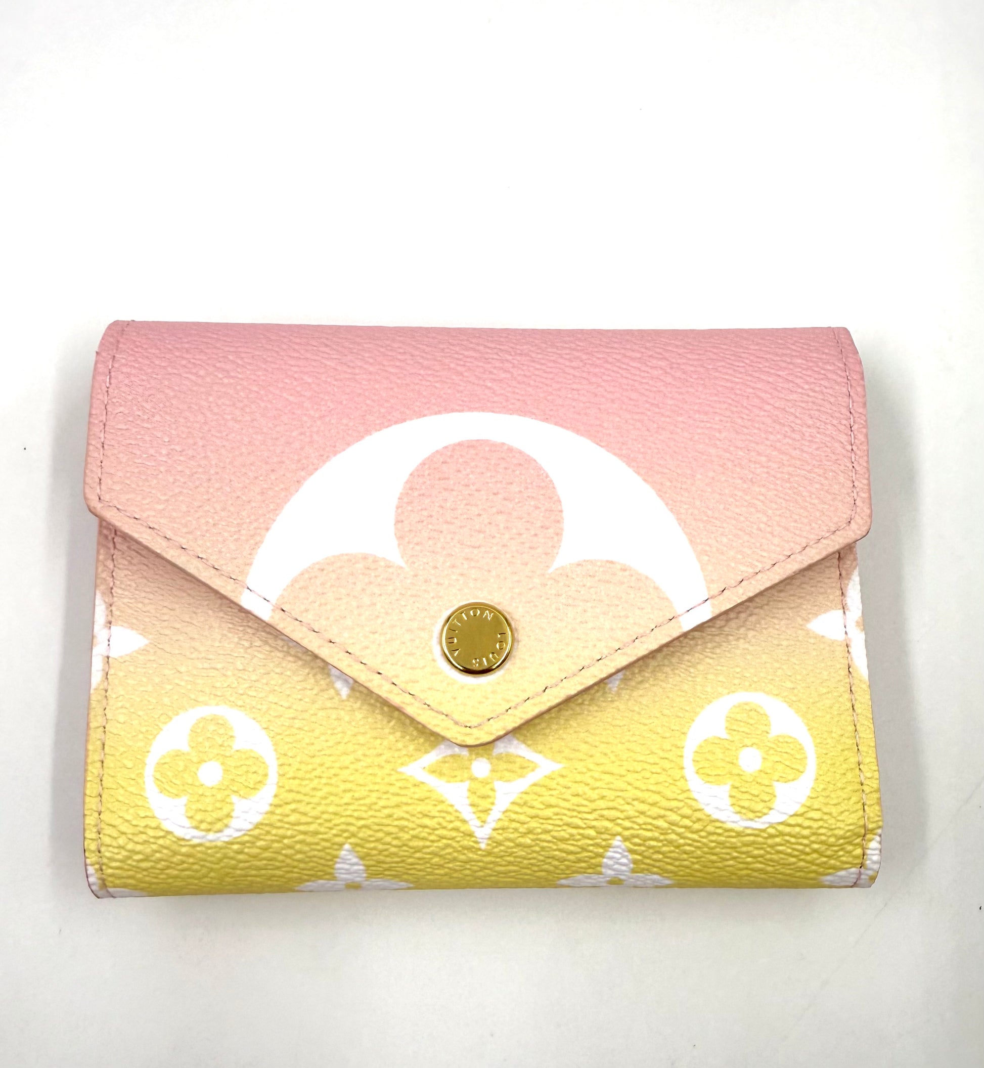 LOUIS VUITTON Victorine Wallet „By the Pool“ in zartem rosa-gelb mit markantem Monogramm-Design aus Leder.