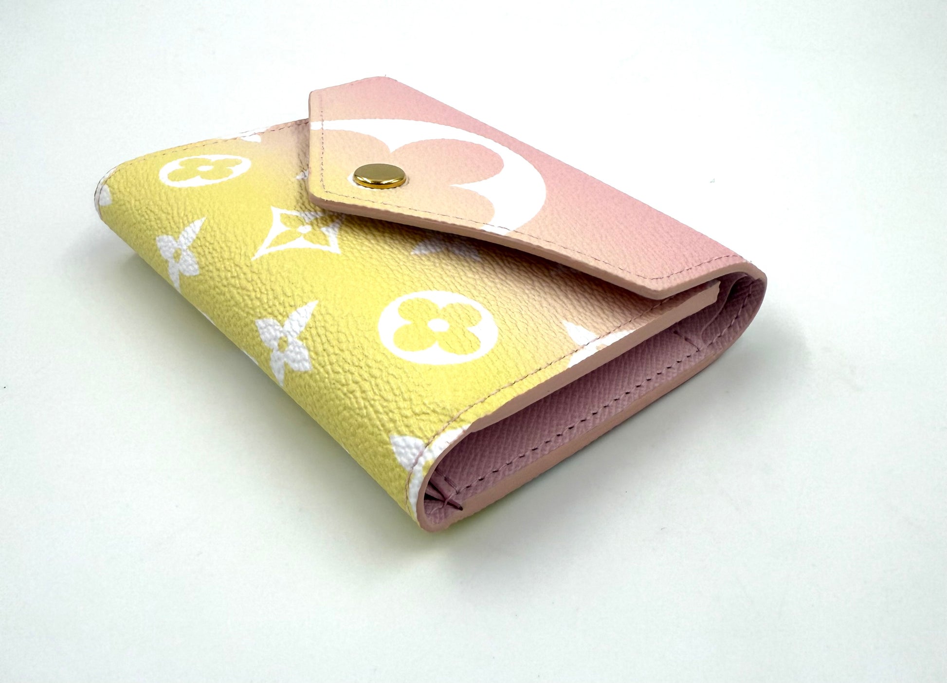 LOUIS VUITTON Victorine Wallet „By the Pool“ in Gelb und Rosa mit ikonischem Monogramm und goldfarbenem Druckverschluss.