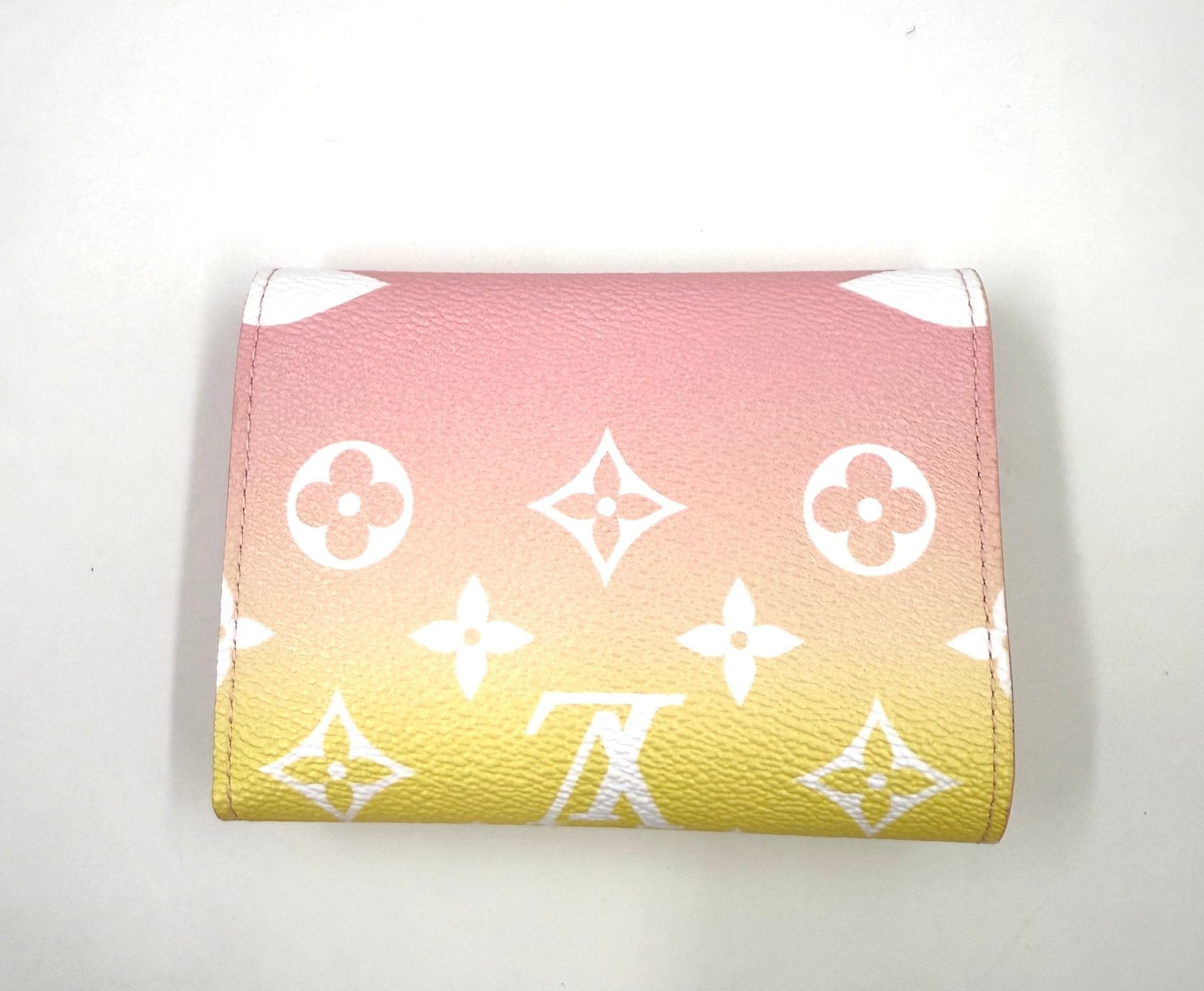 LOUIS VUITTON Victorine Wallet „By the Pool“ - Clutch & Macarons - Chip - Clutch & Macarons -