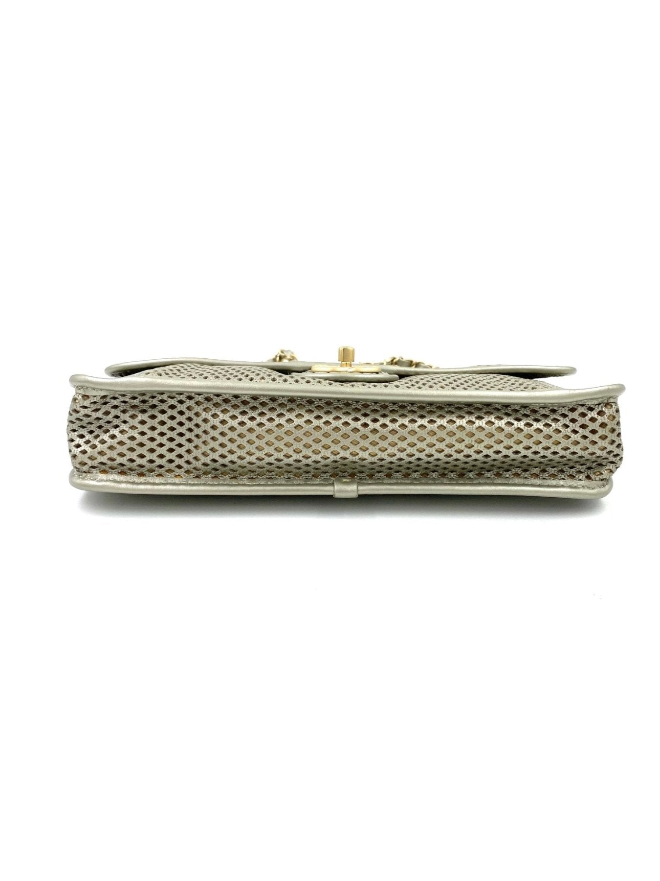 CHANEL „In the air“ Flap Bag perforated - Clutch & Macarons - 17426443 - Clutch & Macarons -