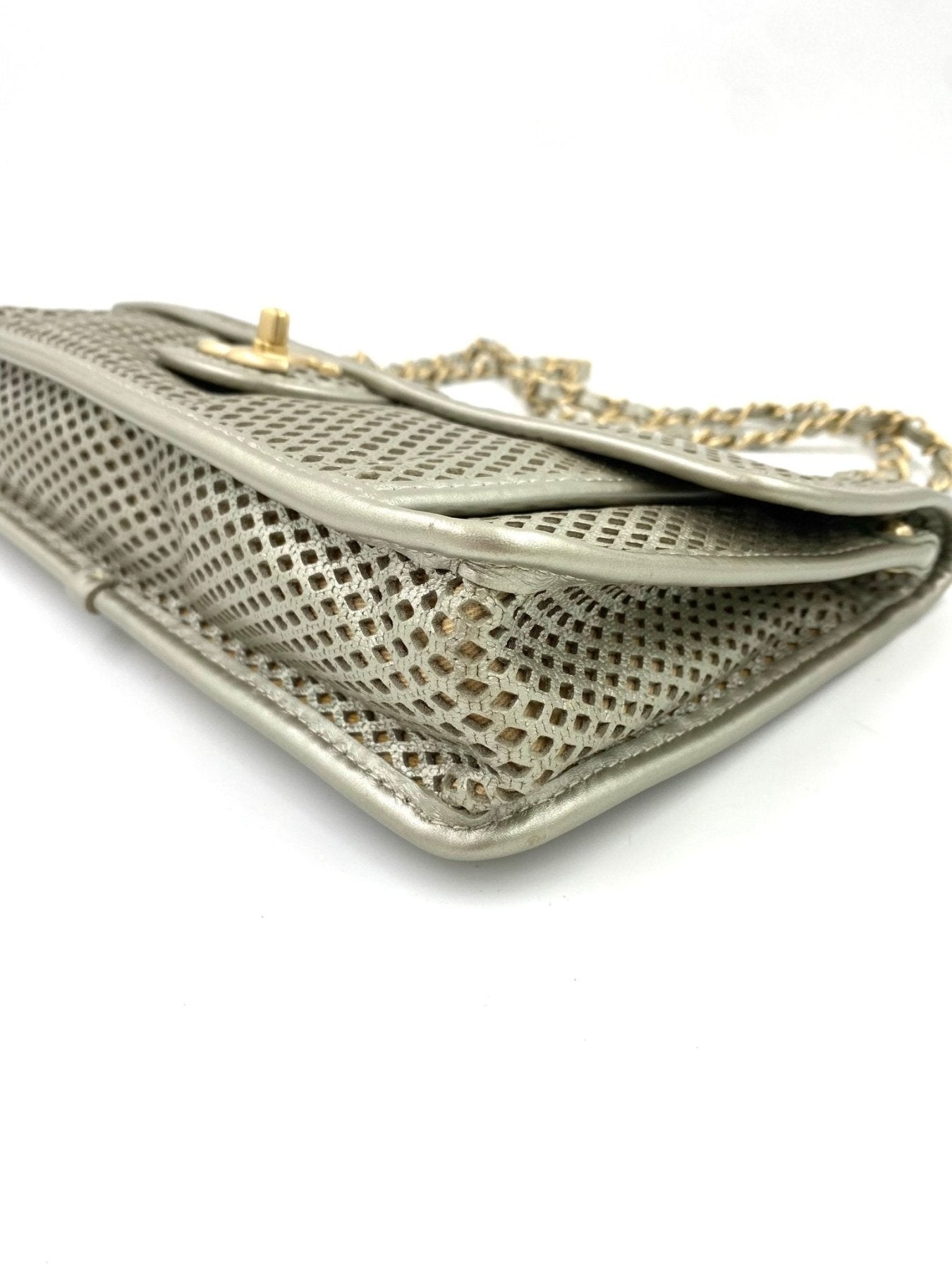 CHANEL „In the air“ Flap Bag perforated - Clutch & Macarons - 17426443 - Clutch & Macarons -