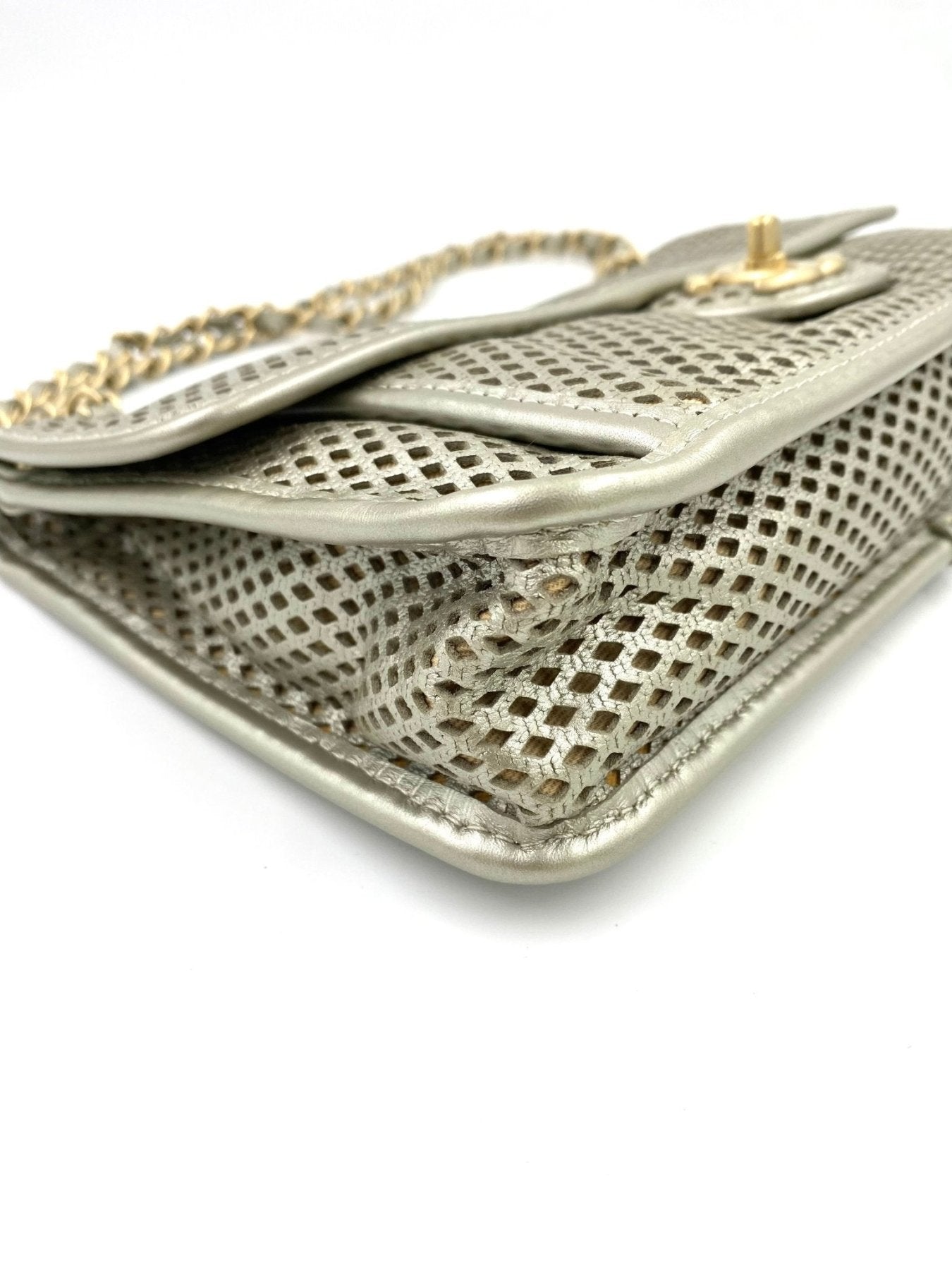 CHANEL „In the air“ Flap Bag perforated - Clutch & Macarons - 17426443 - Clutch & Macarons -