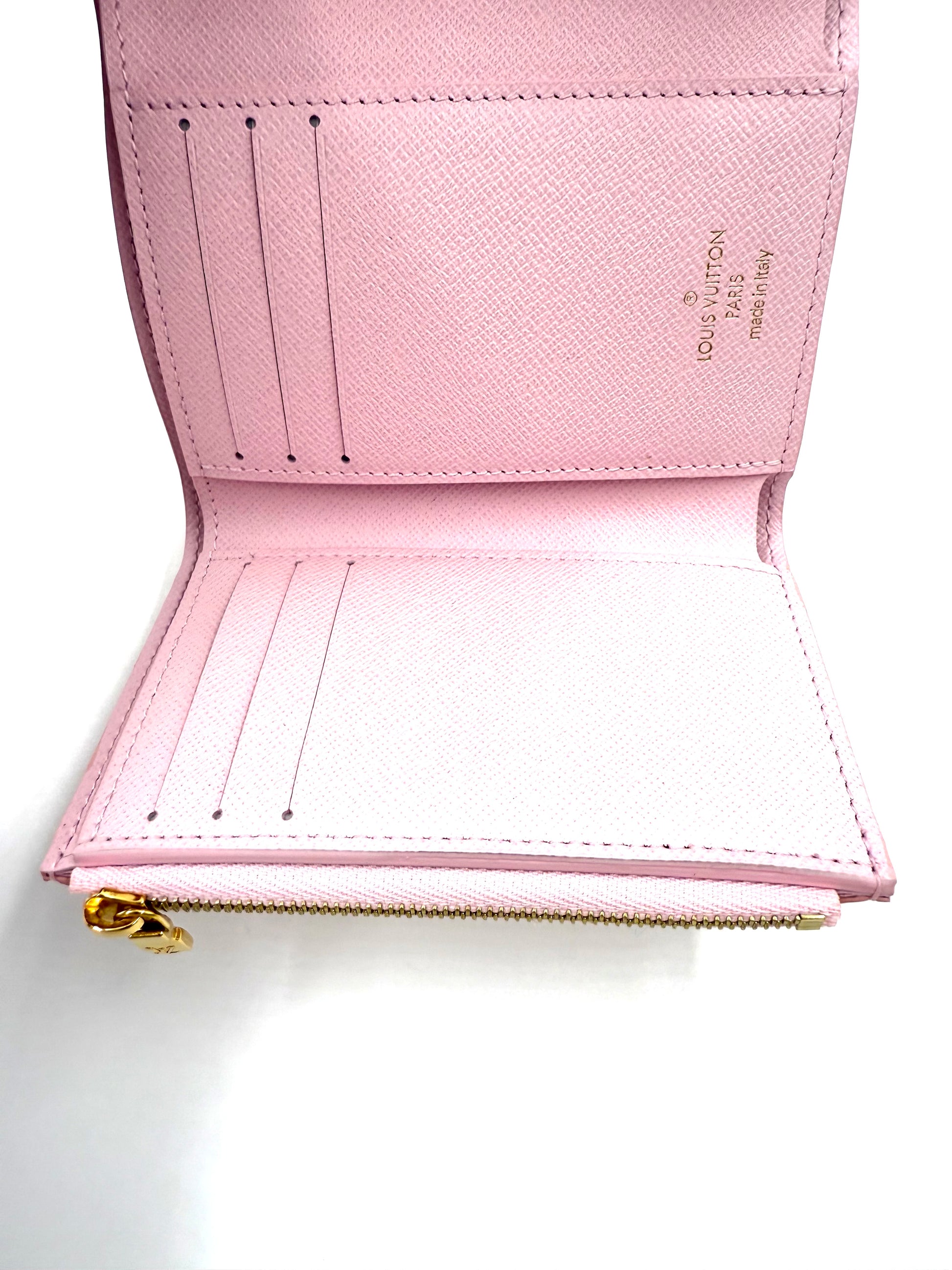 LOUIS VUITTON Victorine Wallet „By the Pool“ in Rosa mit Kartenfächern und goldenem Reißverschluss innen geöffnet.