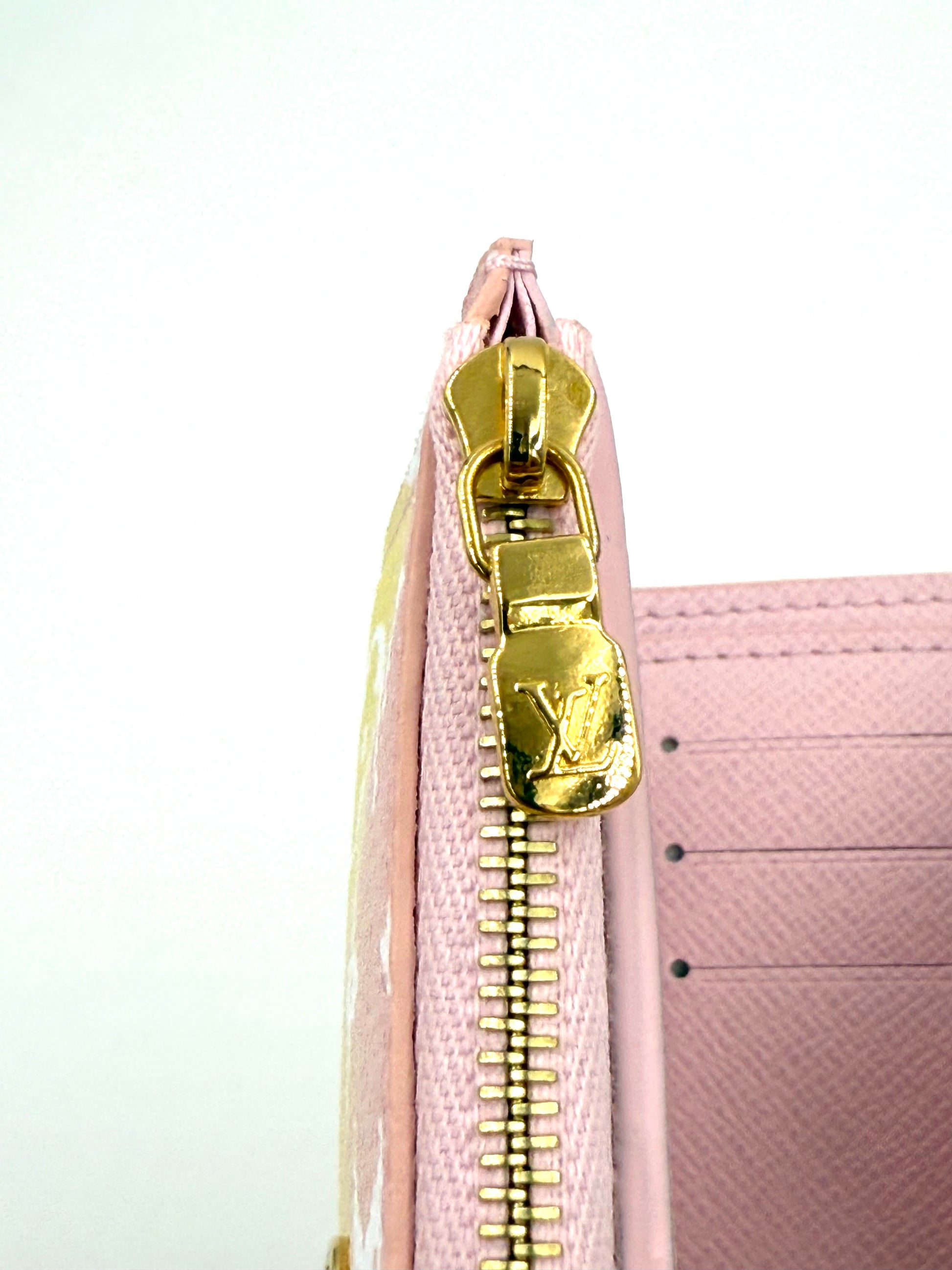 LOUIS VUITTON Victorine Wallet „By the Pool“ in Rosa mit goldenem Reißverschluss und Kartenfächern im Detail.