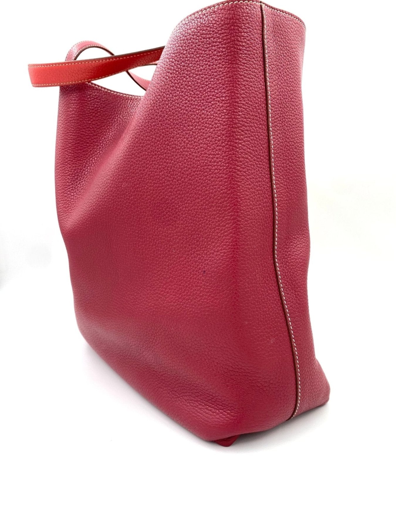 HERMES Double Sens 45 Shopper in leuchtend rotem Sikkim Leder mit langen Trageriemen, Seitenansicht der Tasche