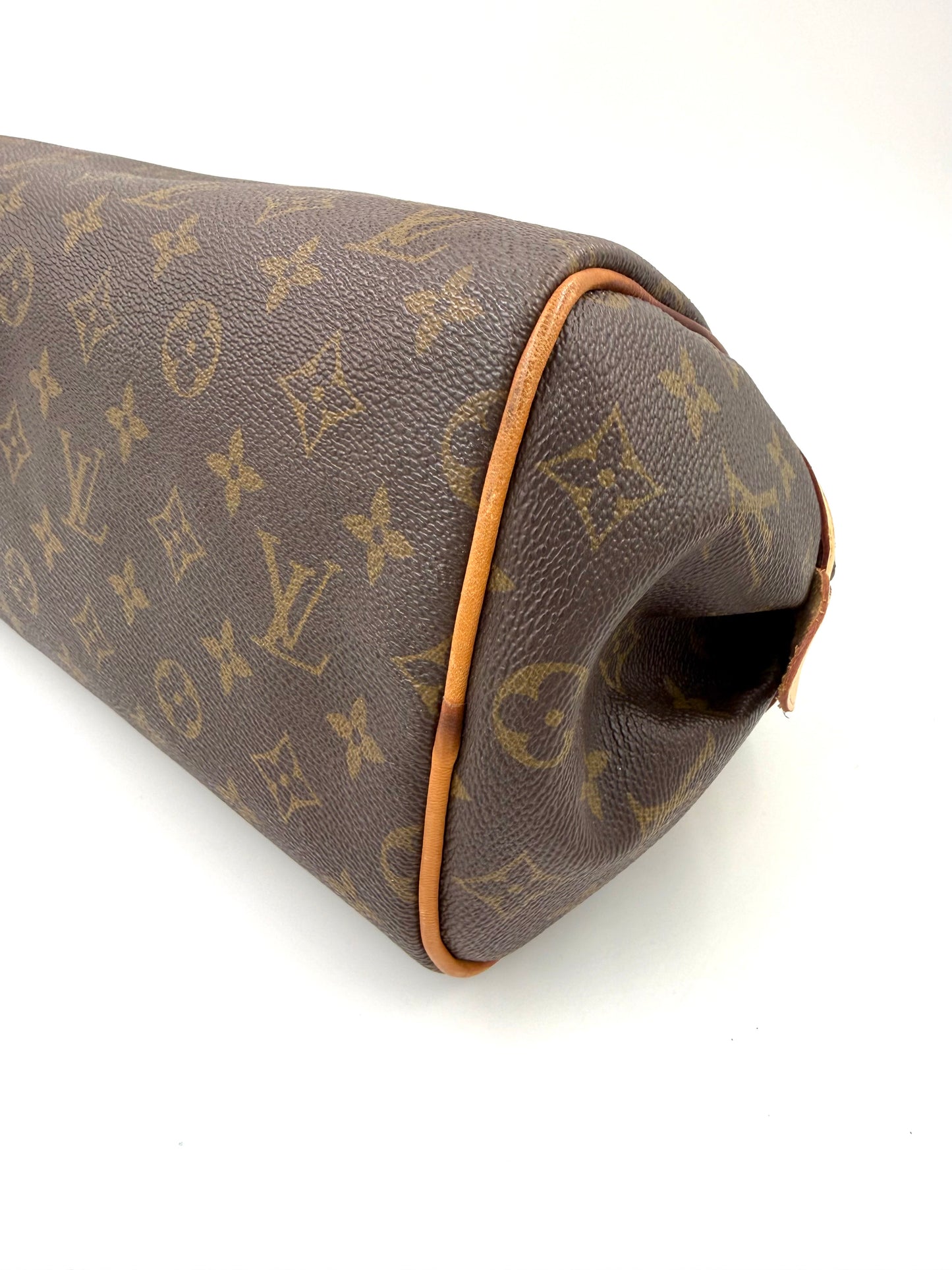 LOUIS VUITTON Montogureil Monogram Canvas
