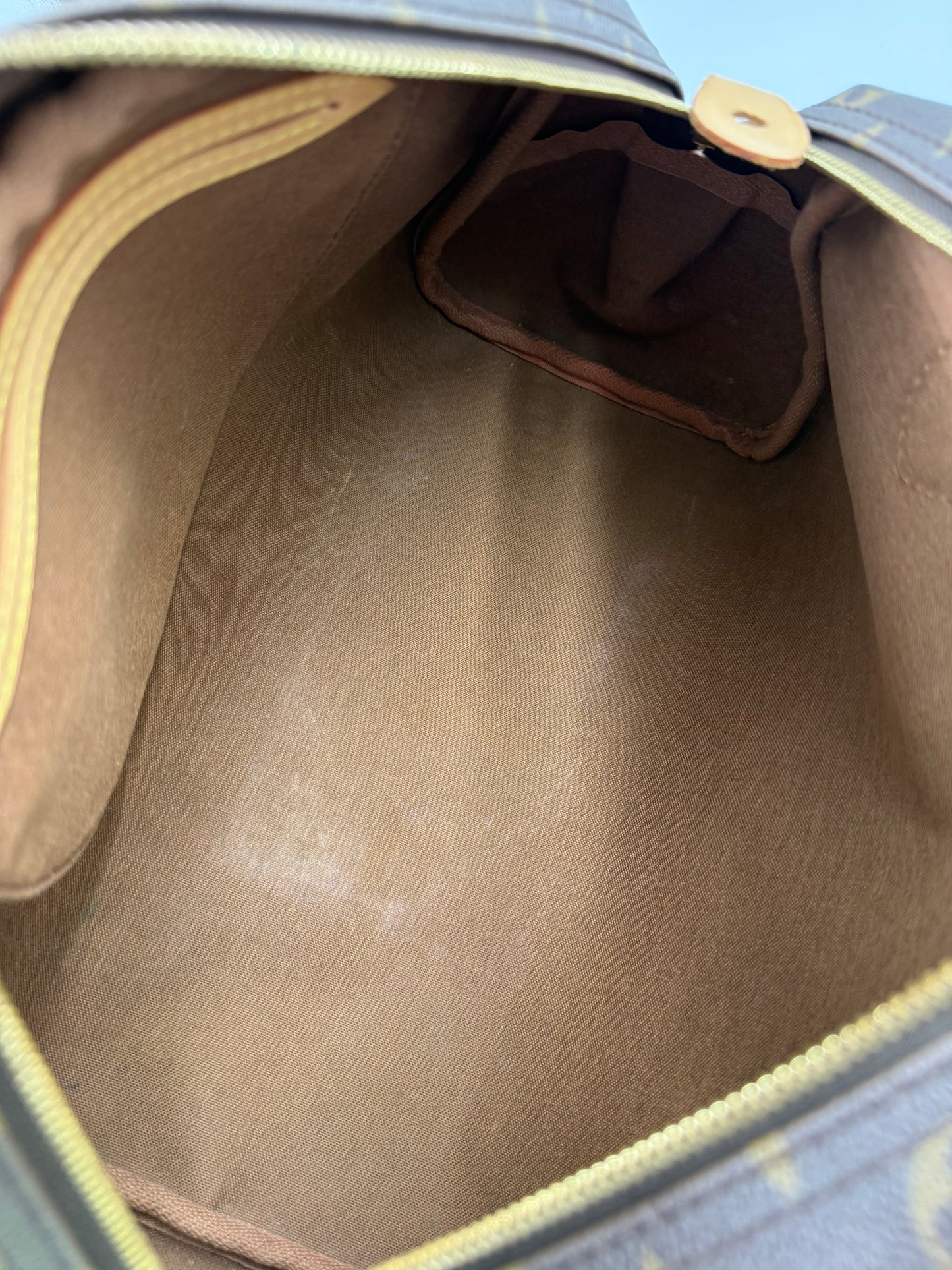 LOUIS VUITTON Montogureil Monogram Canvas