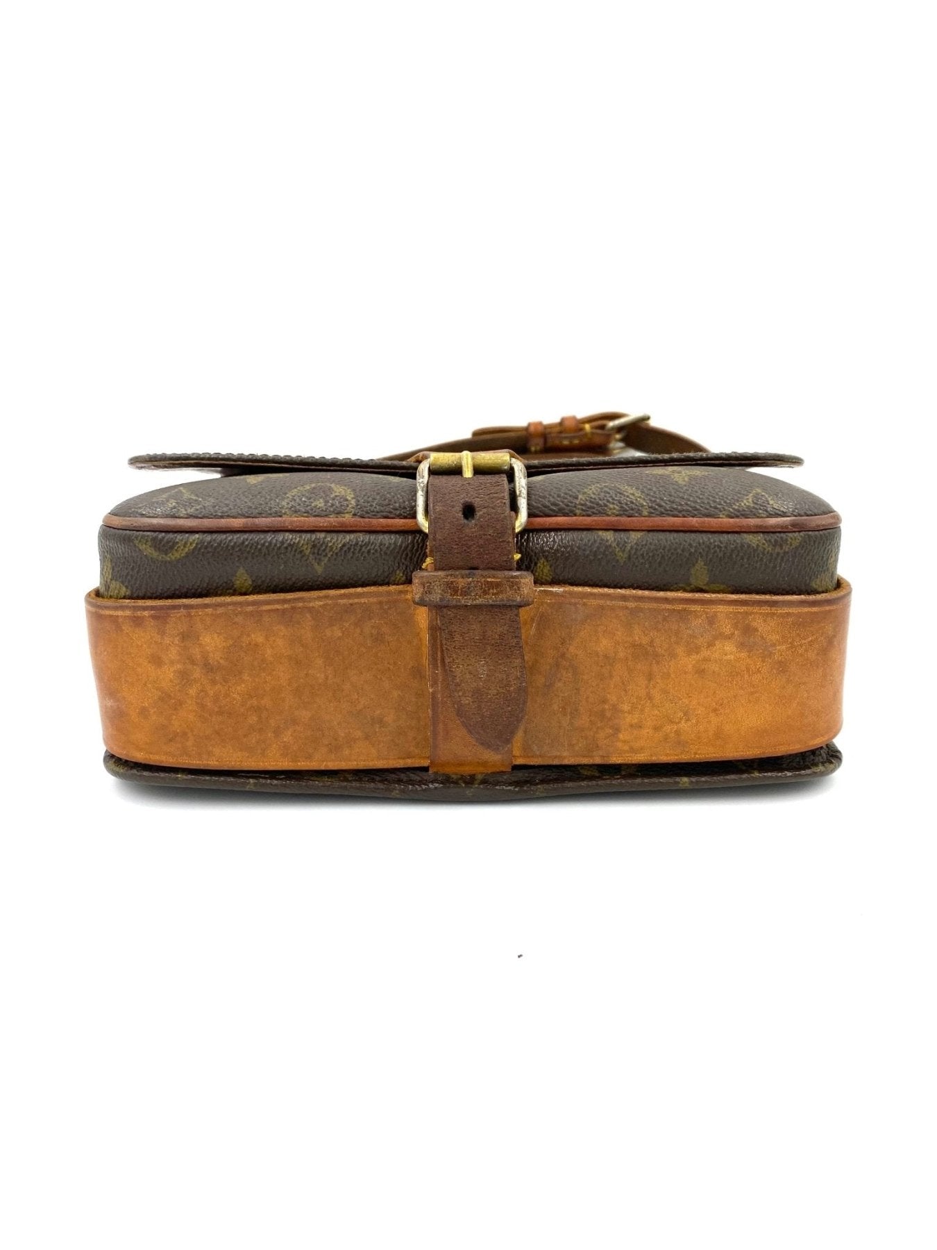 Louis Vuitton Cartouchiere GM Monogram Canvas Tasche Seitenansicht mit braunem Lederriemen und patinierter Schnalle